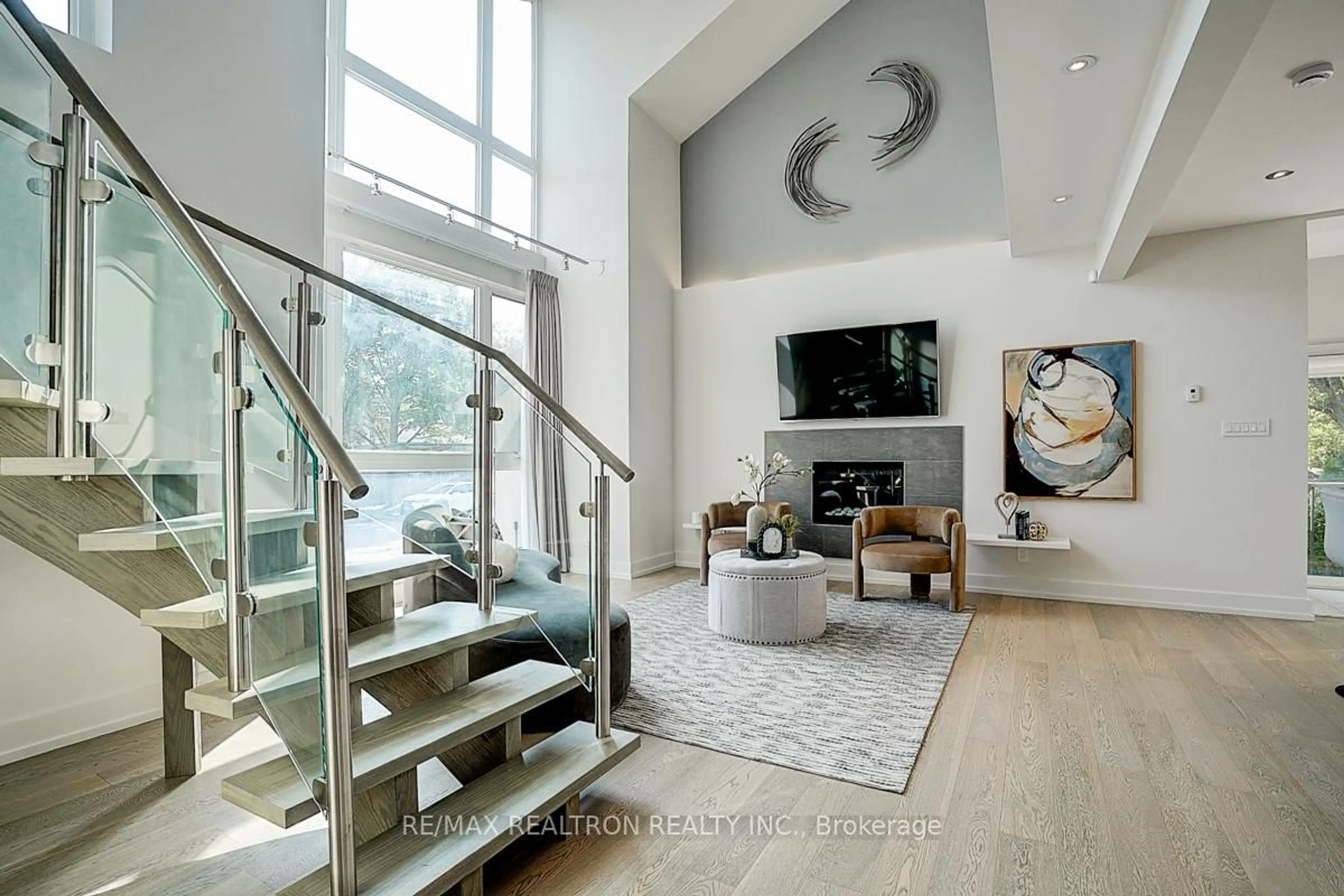 Indoor entryway for 46 Broadleaf Rd, Toronto Ontario M3B 1C4