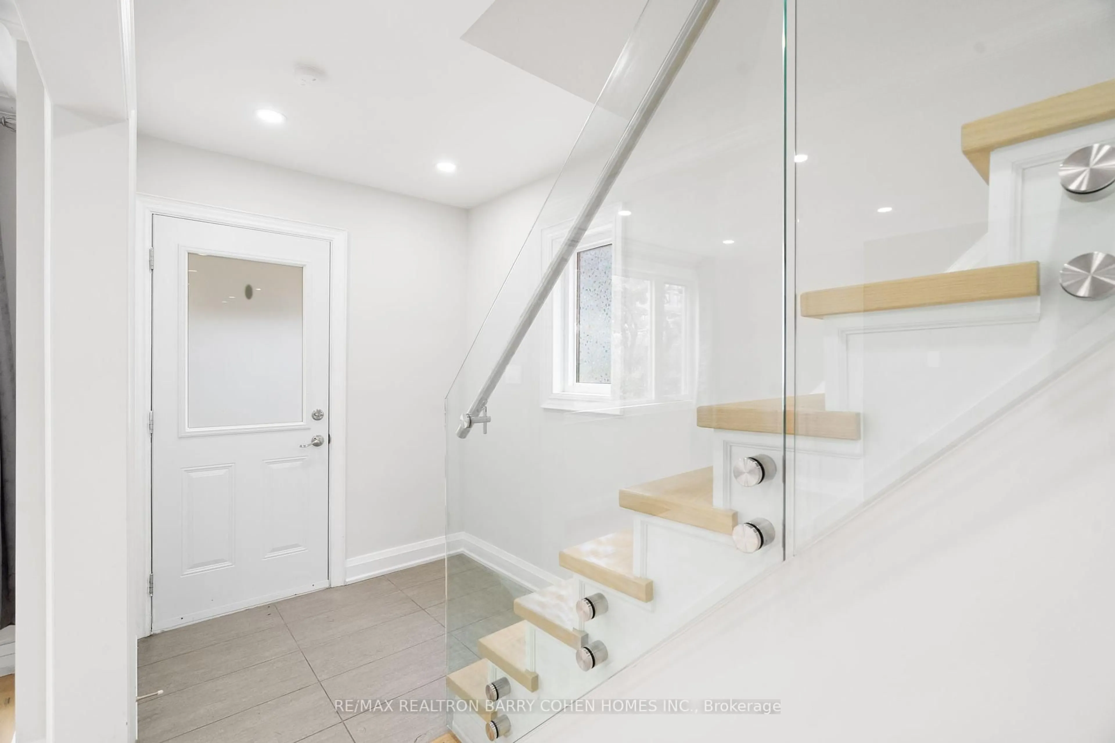 Stairs for 918 Eglinton Ave, Toronto Ontario M4G 2L3