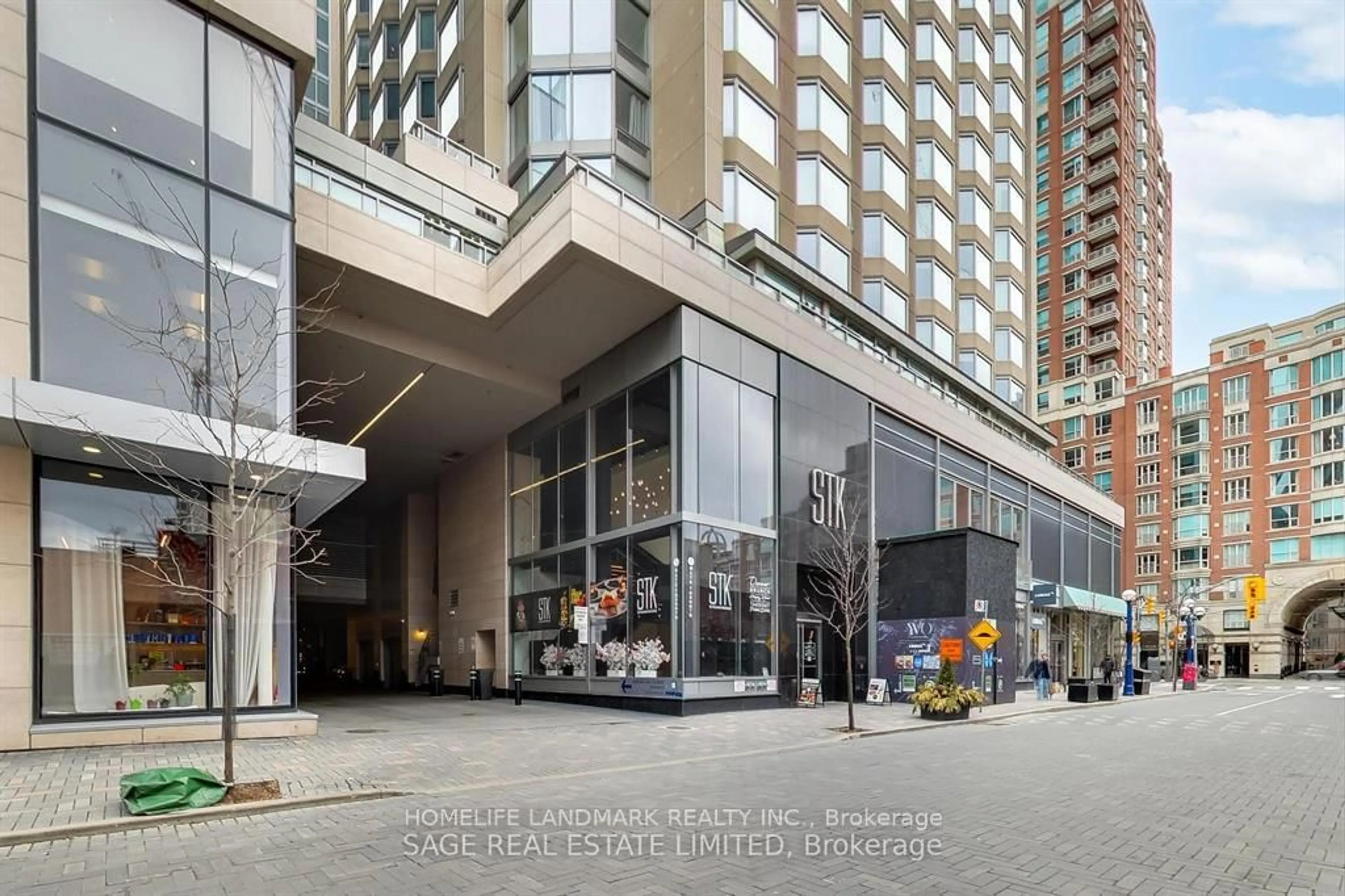 Indoor foyer for 155 Yorkville Ave #2504, Toronto Ontario M5R 0B4