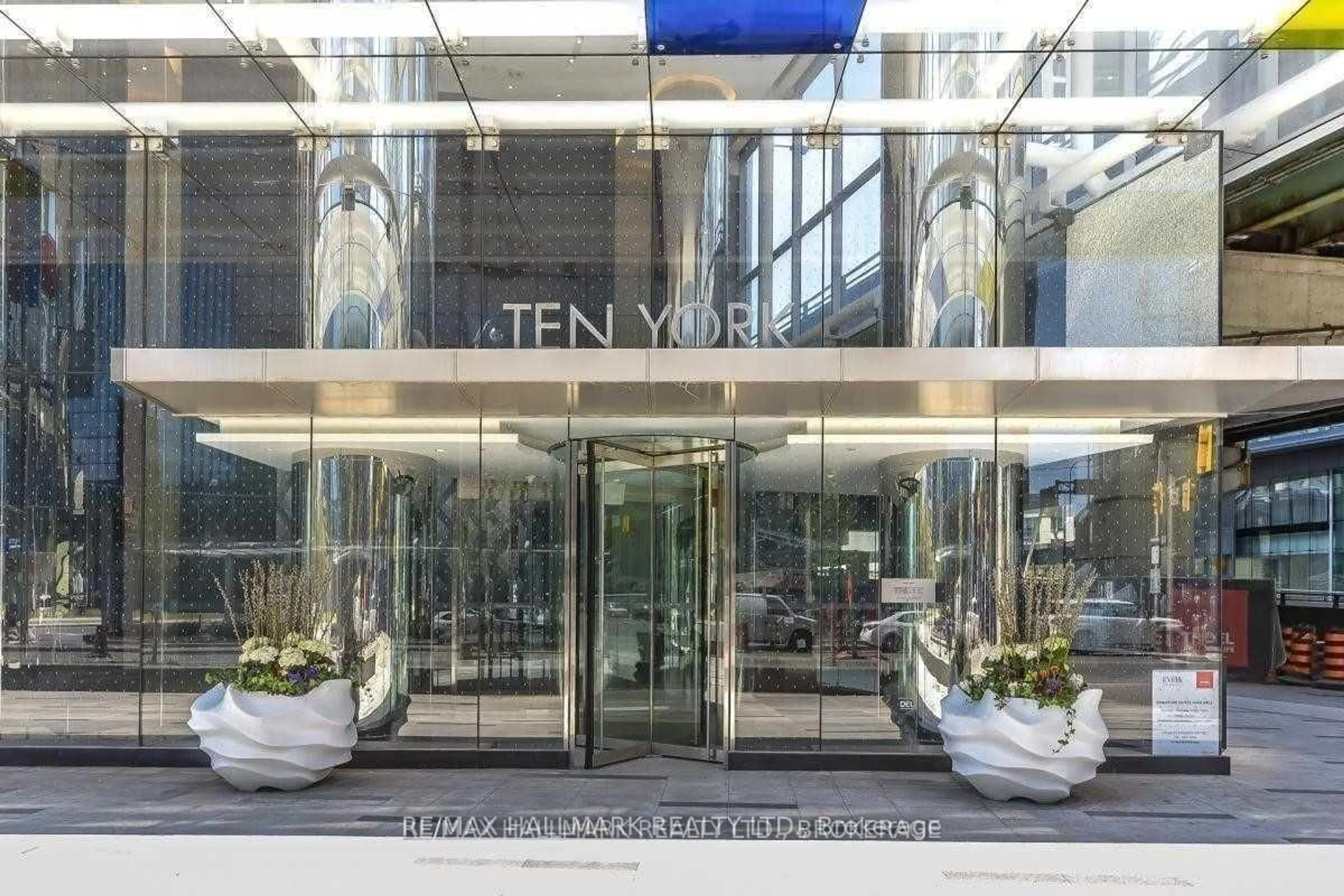 Indoor foyer for 10 York St #4107, Toronto Ontario M5J 0E1