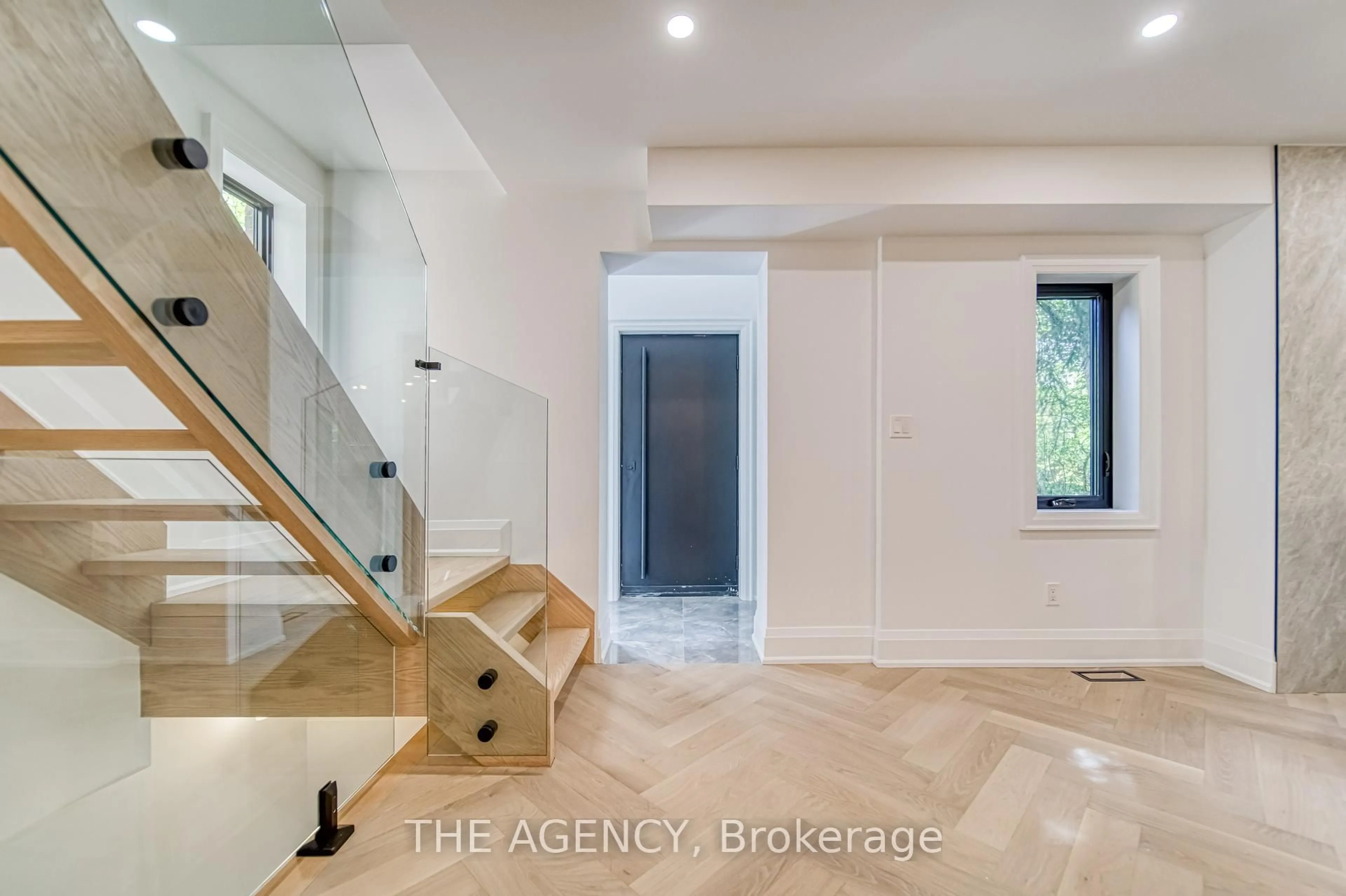 Indoor entryway for 16 Duncannon Dr, Toronto Ontario M5P 2M1