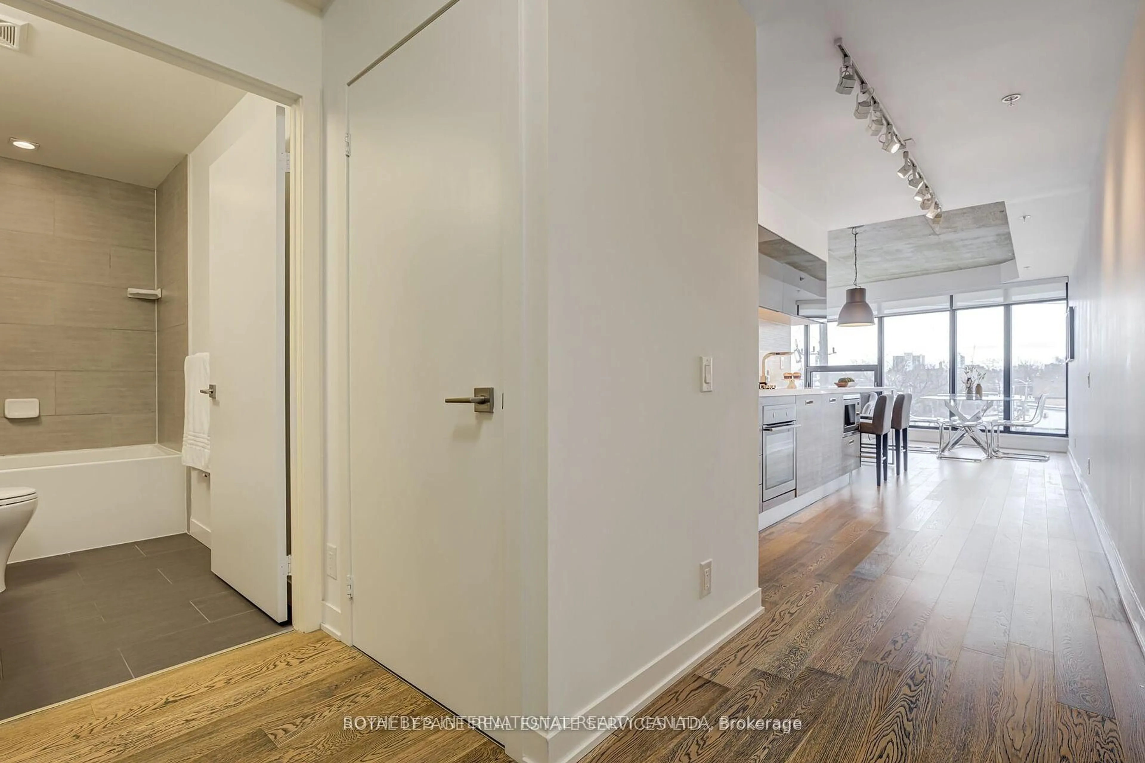 Indoor entryway for 1239 Dundas St #404, Toronto Ontario M6J 0E8