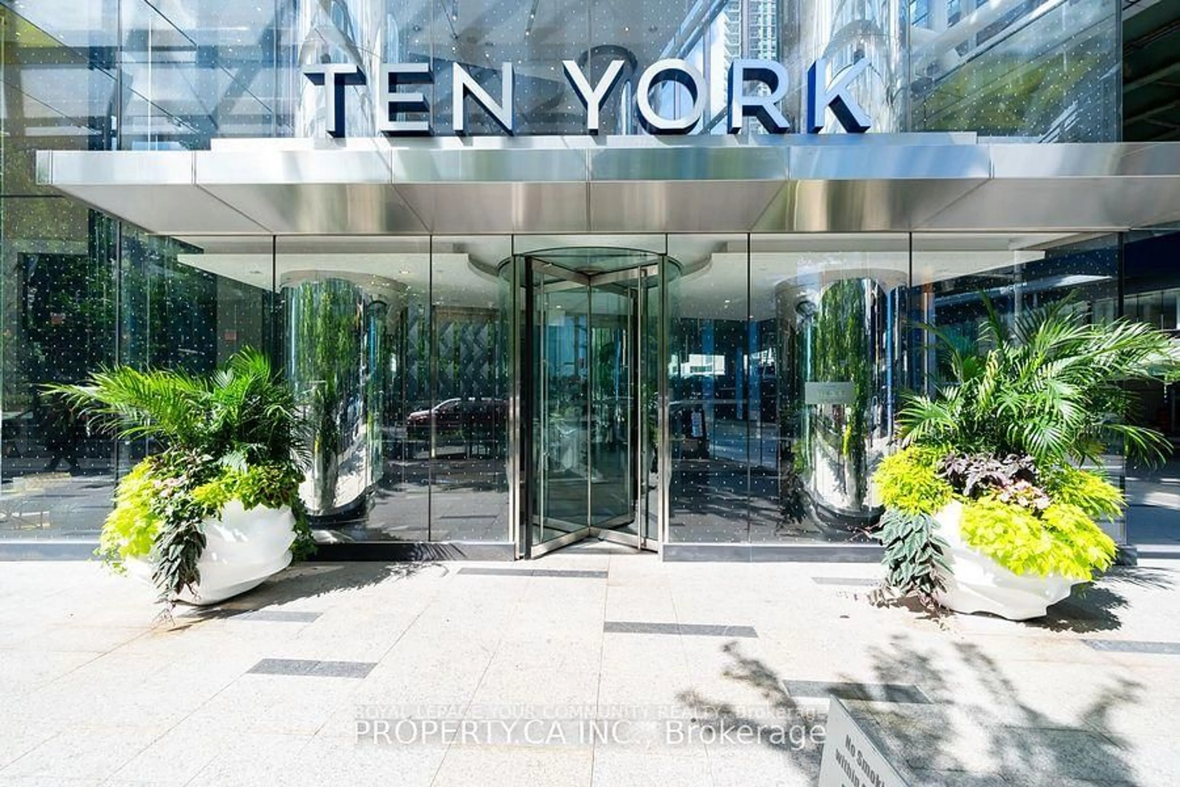 Indoor foyer for 10 York St #6503, Toronto Ontario M5J 2Z2