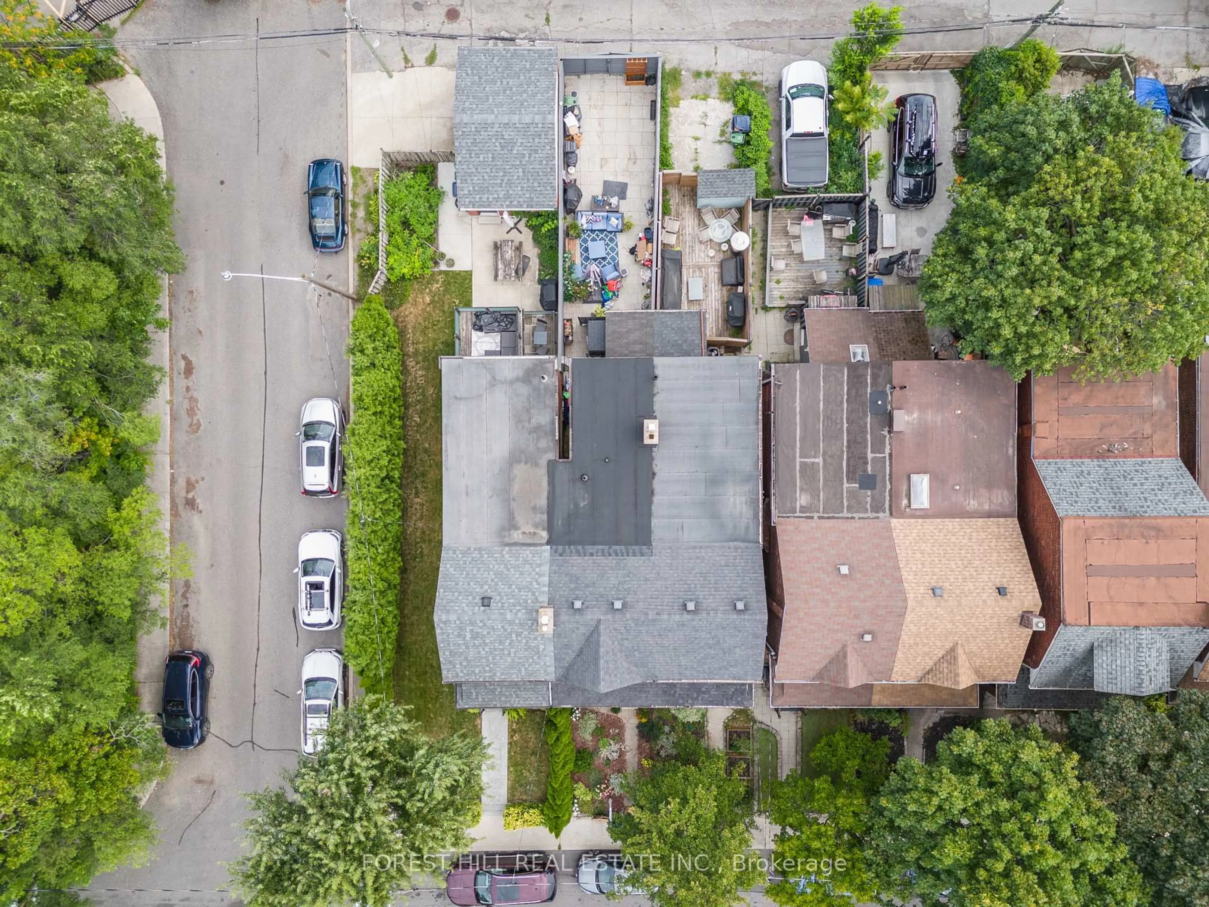 A pic from outside/outdoor area/front of a property/back of a property/a pic from drone, street for 169 Rushton Rd, Toronto Ontario M6G 3H9