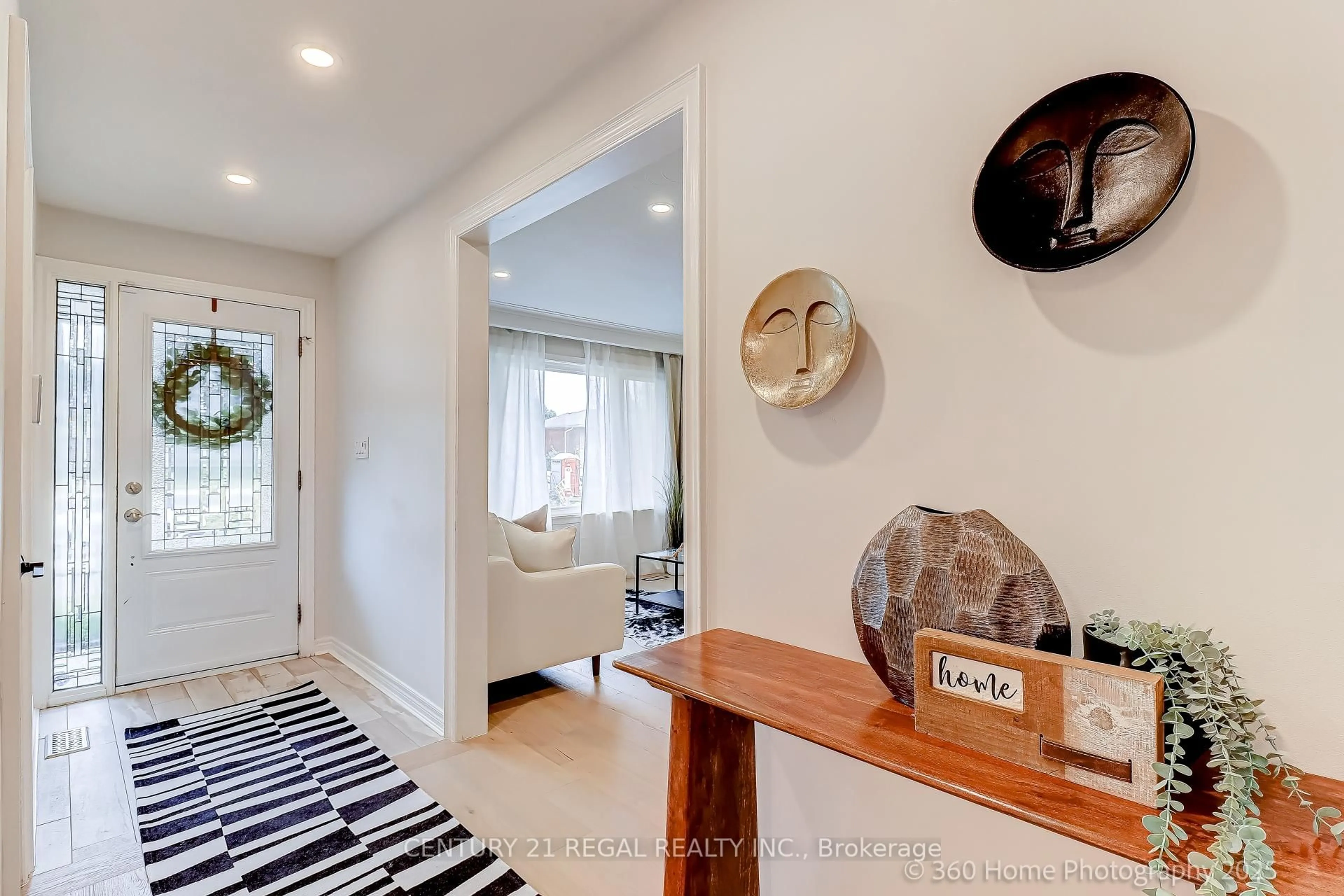Indoor entryway for 116 Sweeney Dr, Toronto Ontario M4A 2J9