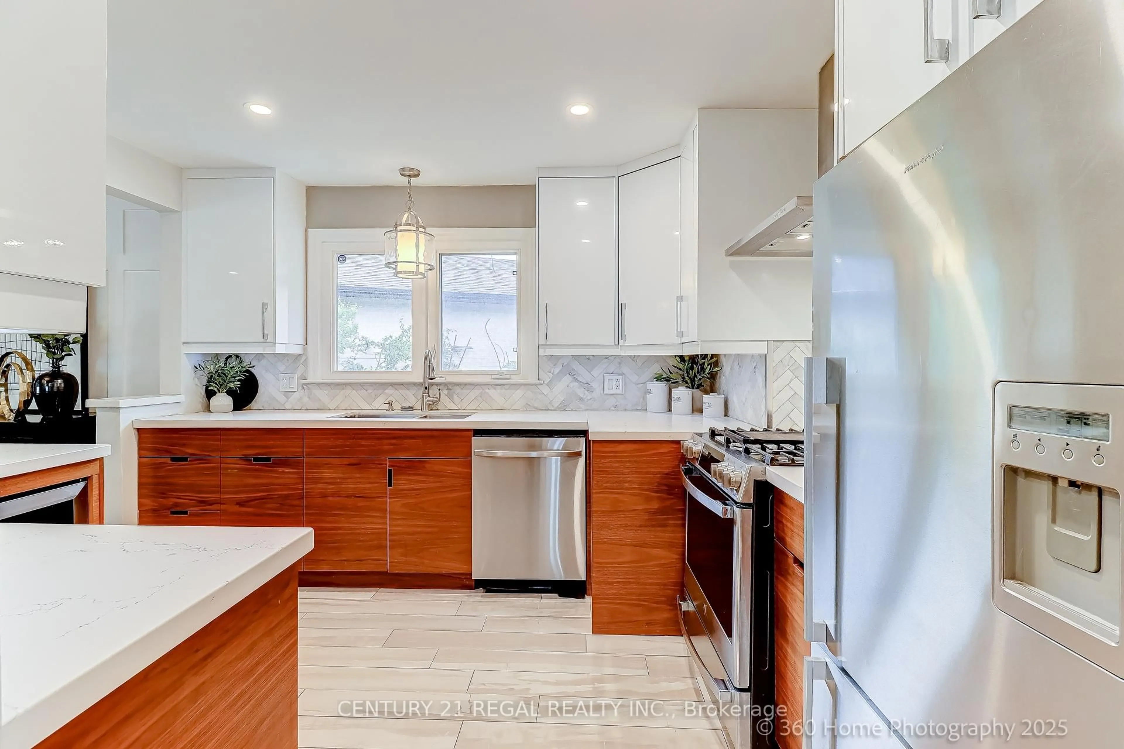 Open concept kitchen, ceramic/tile floor for 116 Sweeney Dr, Toronto Ontario M4A 2J9
