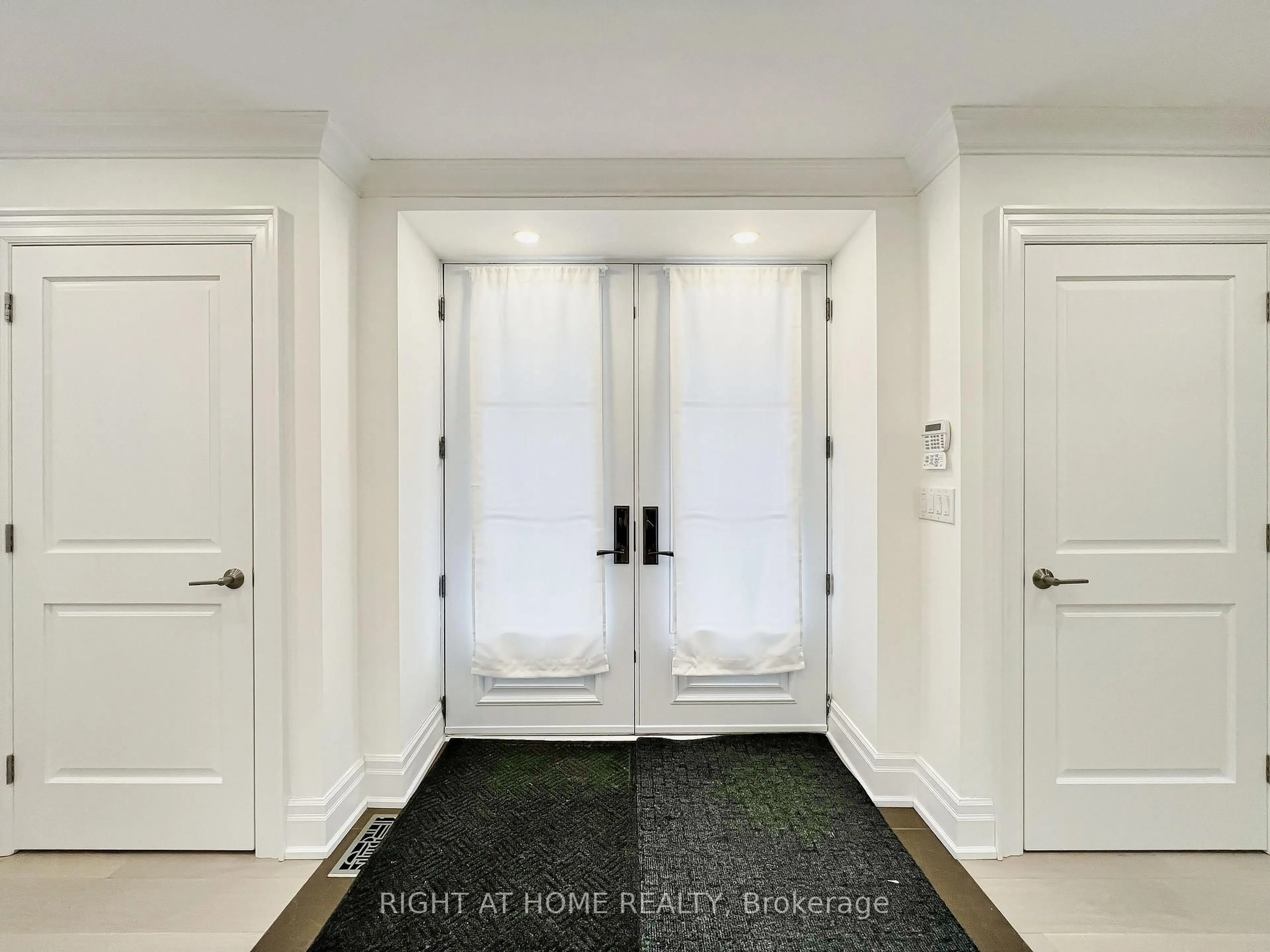 Indoor entryway for 152 Holmes Ave, Toronto Ontario M2N 4M6