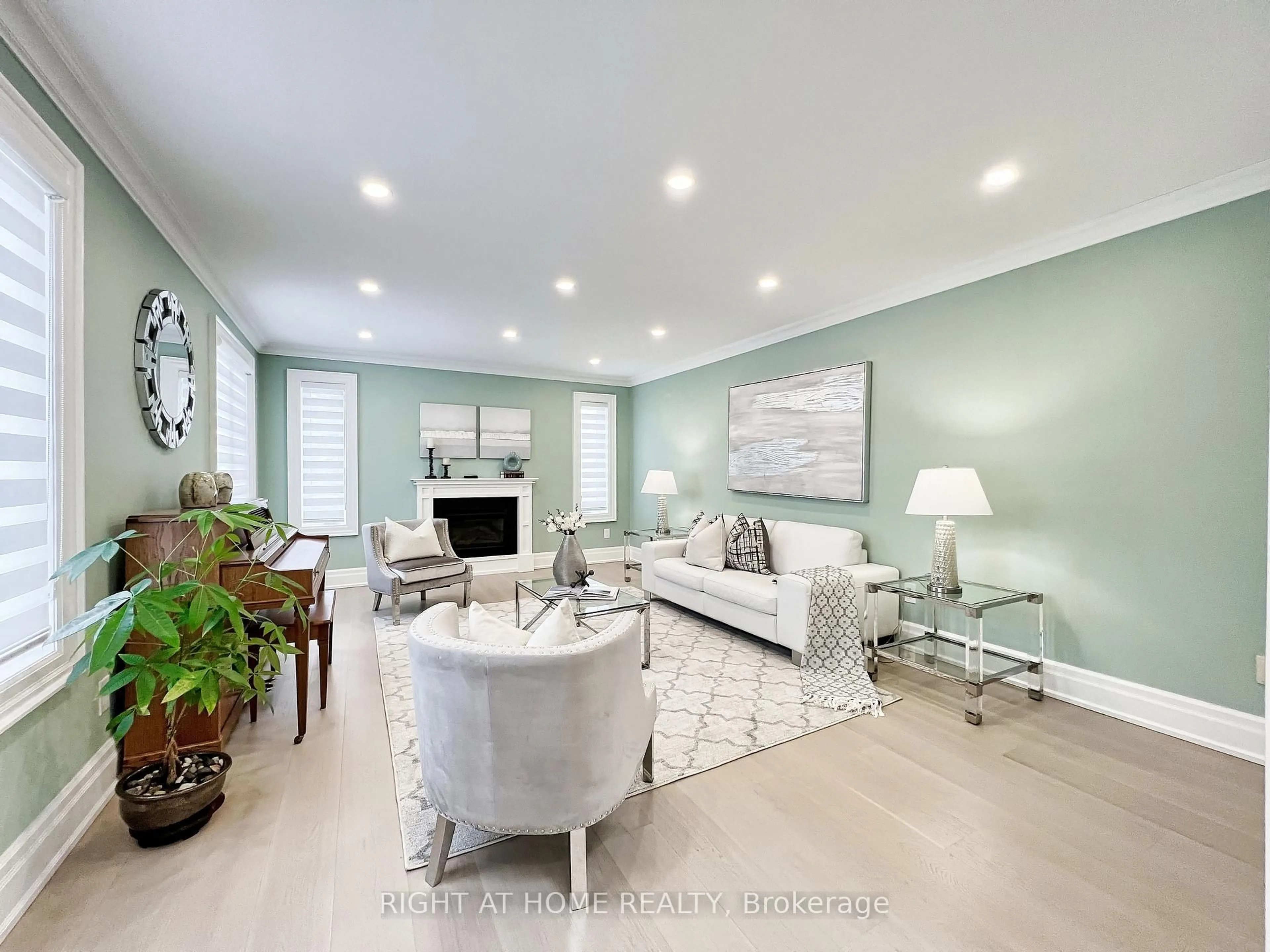 Living room with furniture, unknown for 152 Holmes Ave, Toronto Ontario M2N 4M6