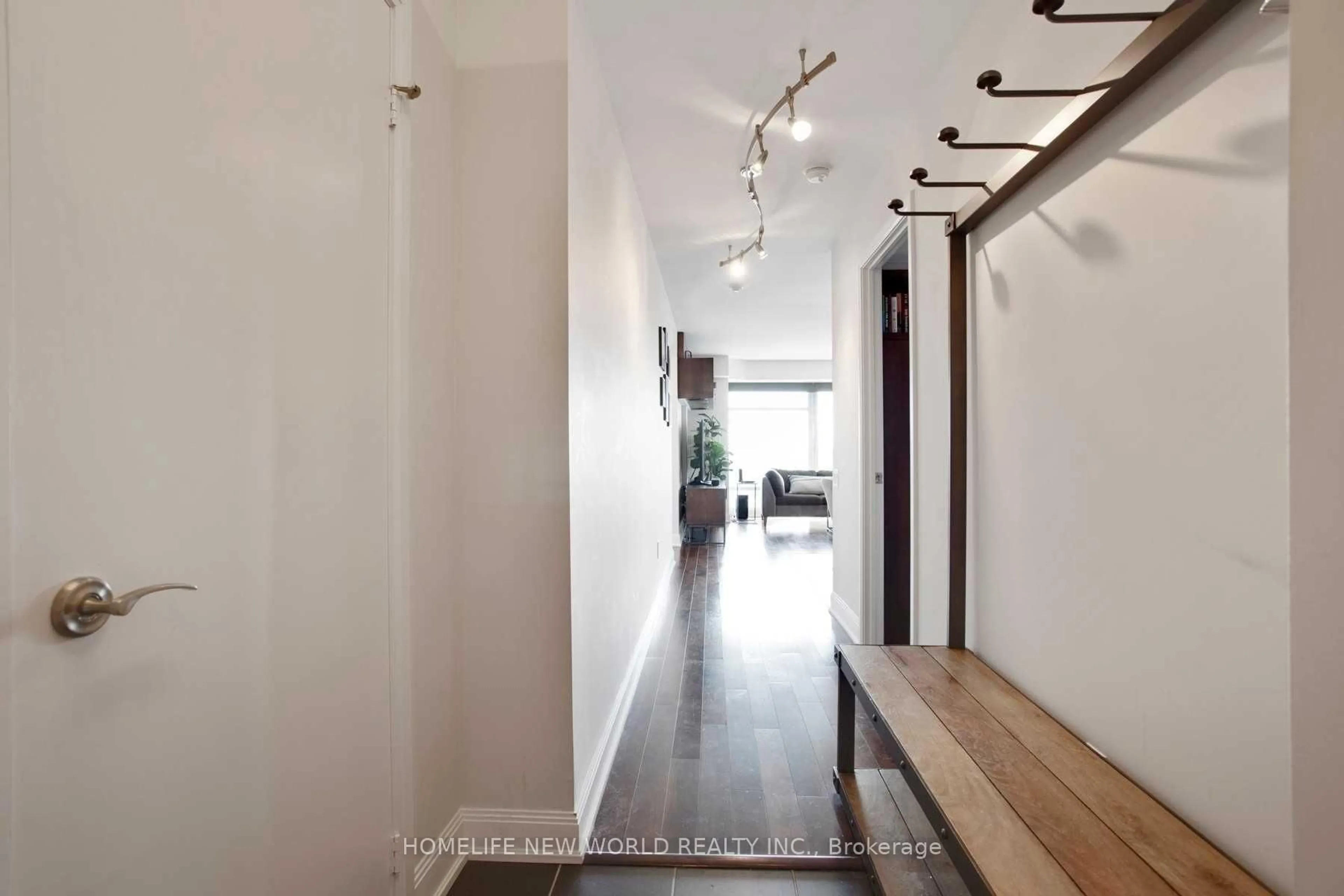 Indoor foyer for 2181 Yonge St #2105, Toronto Ontario M4S 3H7