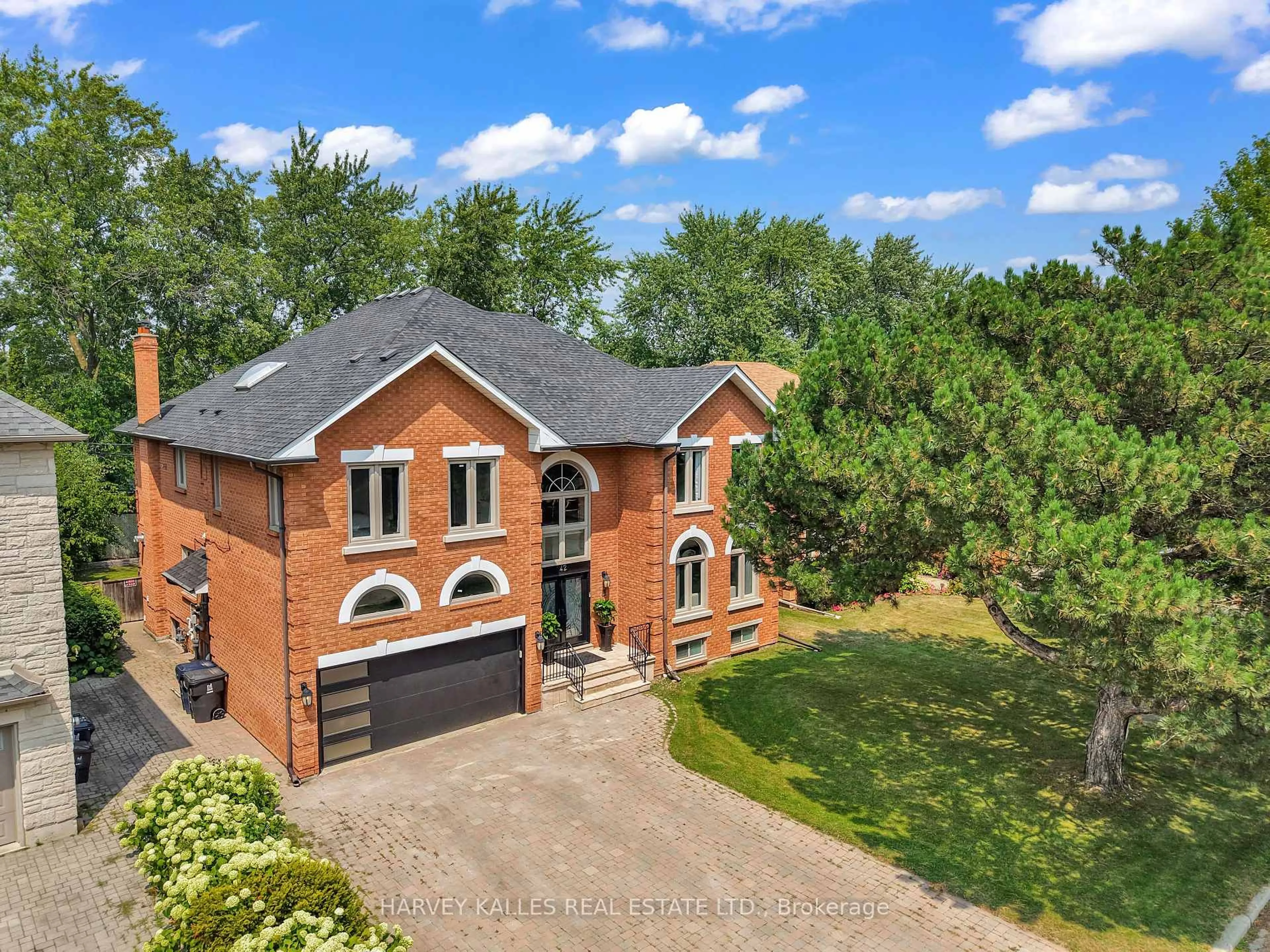 A pic from outside/outdoor area/front of a property/back of a property/a pic from drone, street for 42 Grangemill Cres, Toronto Ontario M3B 2J2