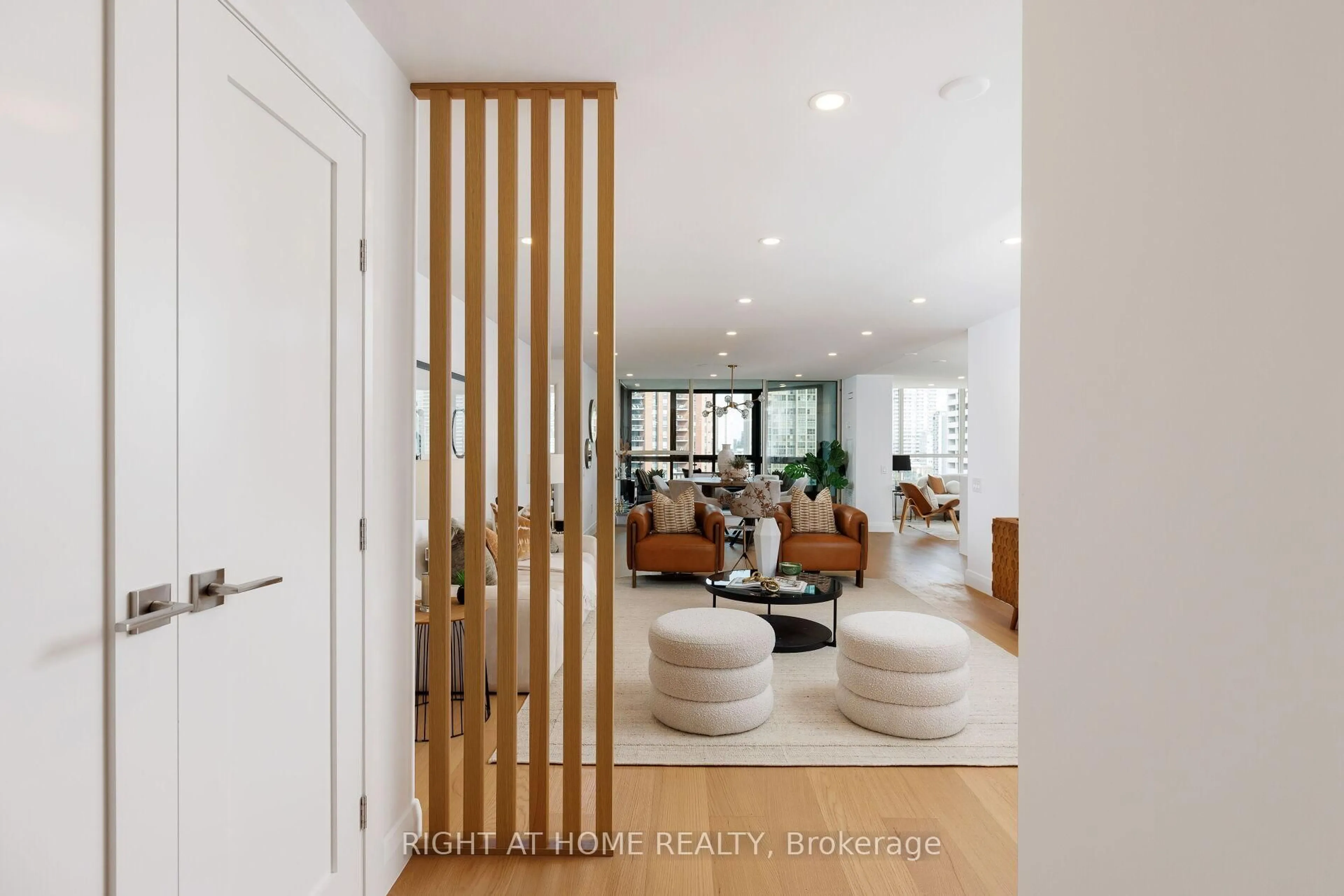 Indoor entryway for 130 Carlton St #1403, Toronto Ontario M5A 4K3