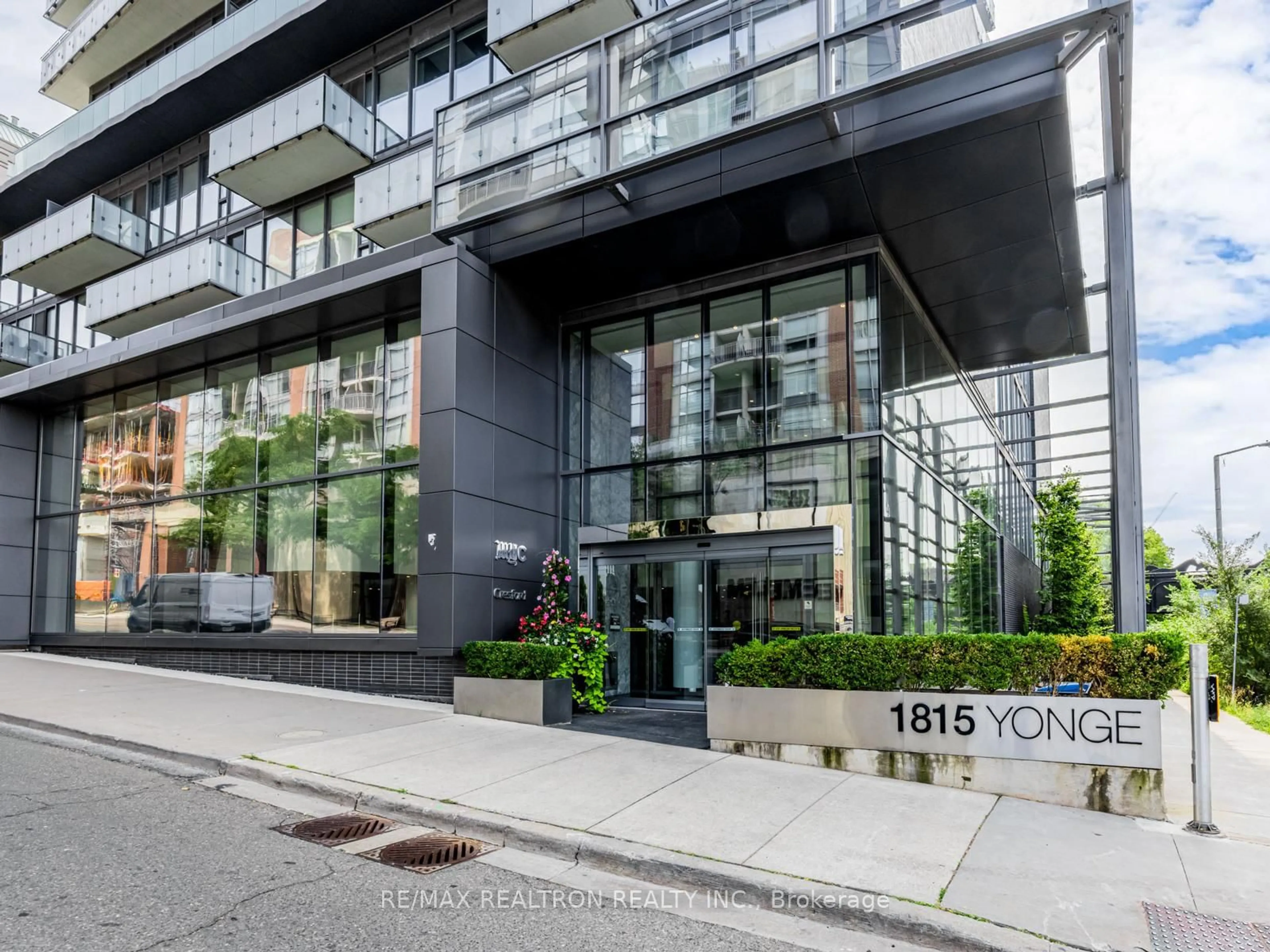 Indoor foyer for 1815 Yonge St #1006, Toronto Ontario M4T 2A4