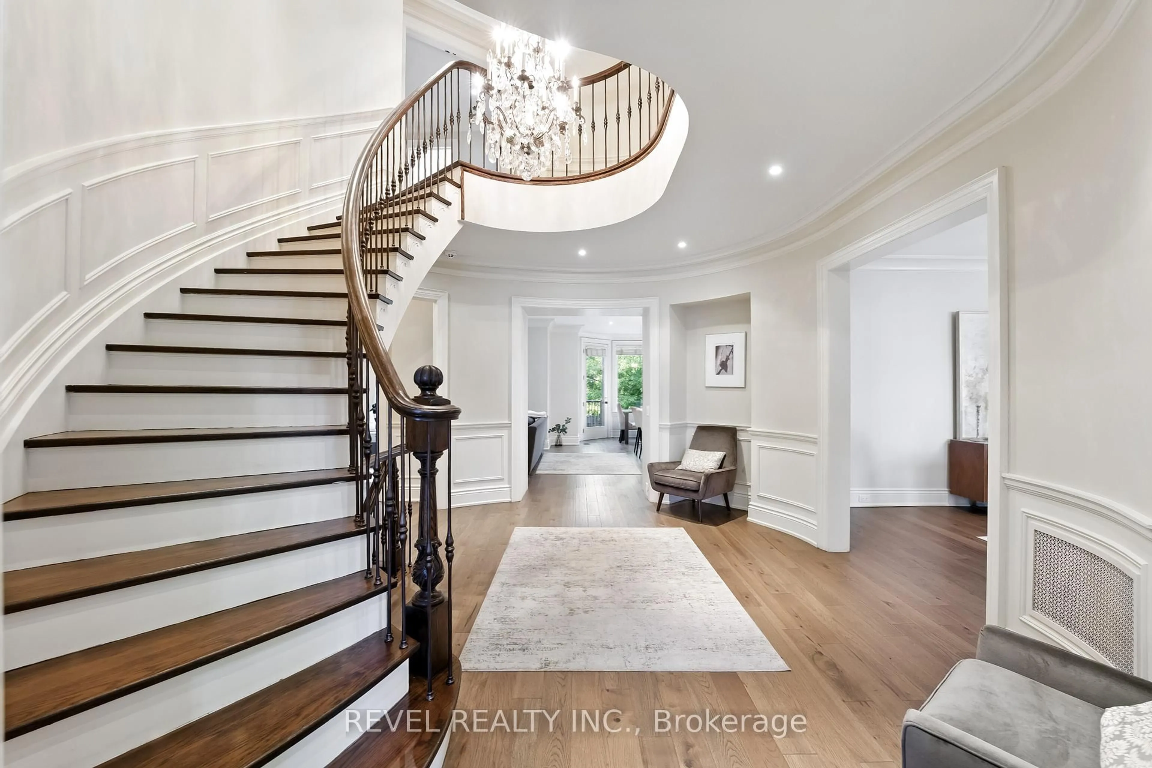 Indoor entryway for 208 Carmichael Ave, Toronto Ontario M5M 2X3