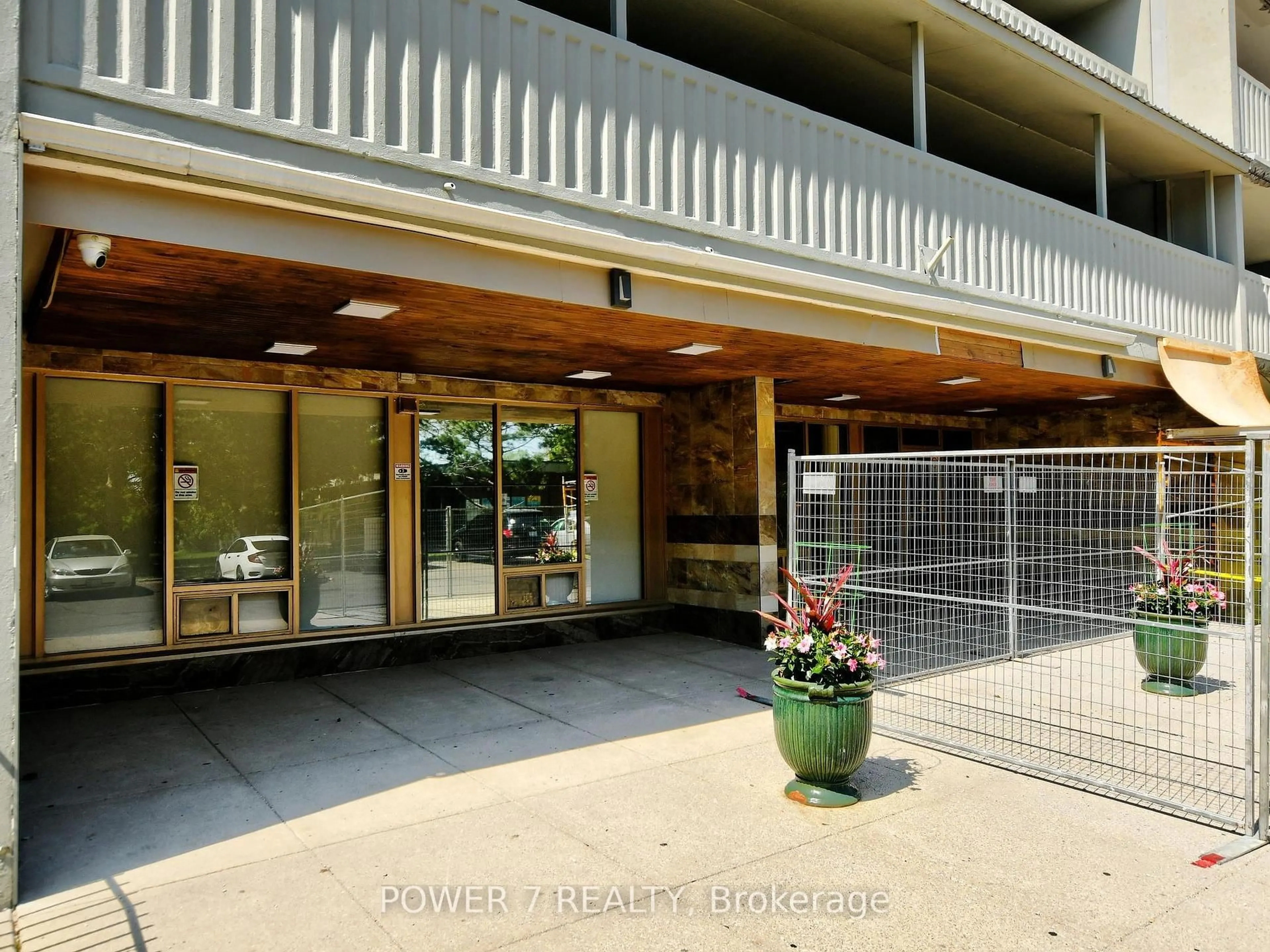 Indoor foyer for 10 Tangreen Crt #407, Toronto Ontario M2M 4B9