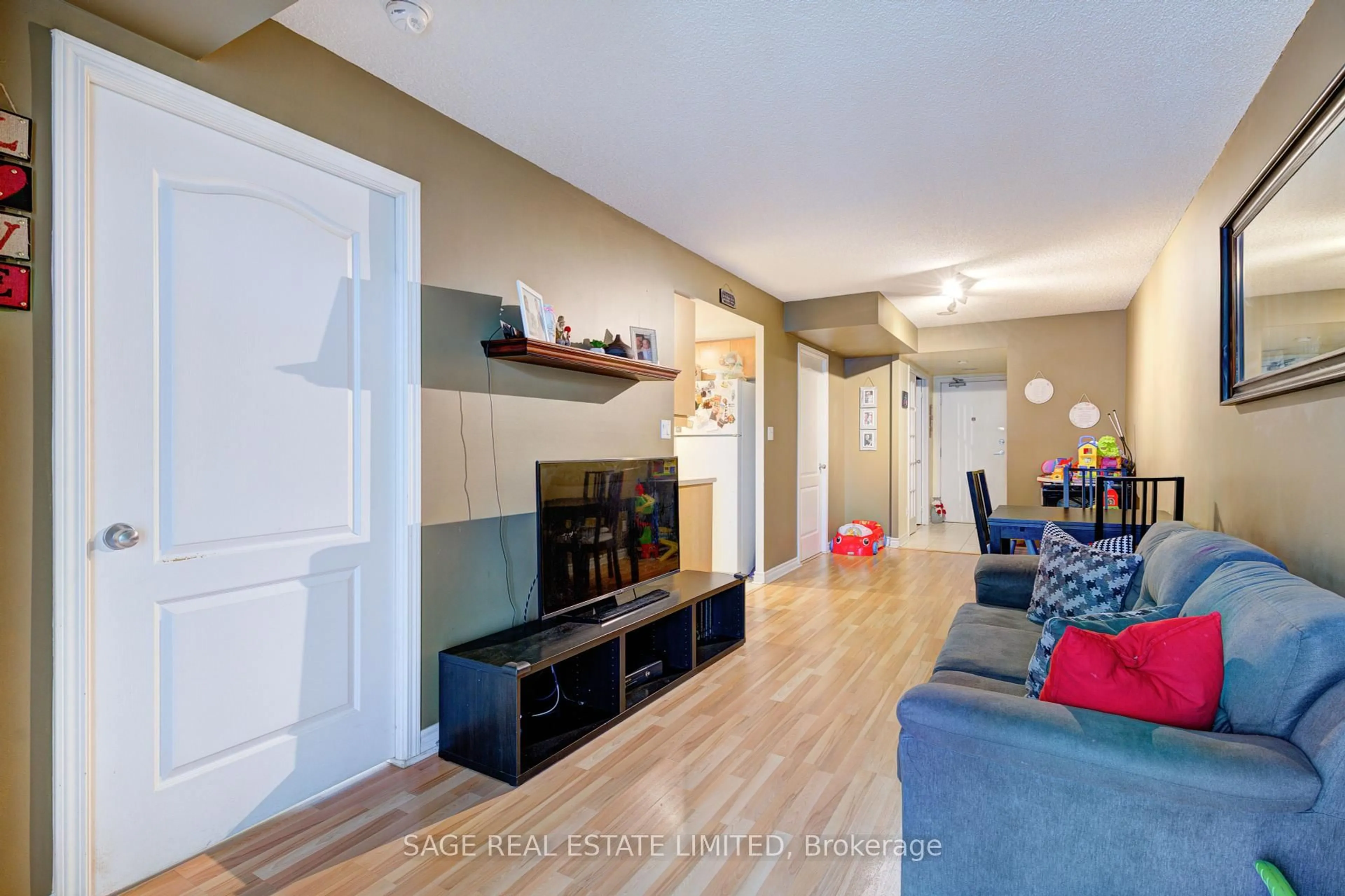 Living room with furniture, wood/laminate floor for 3 Rean Dr #2512, Toronto Ontario M2K 3C2