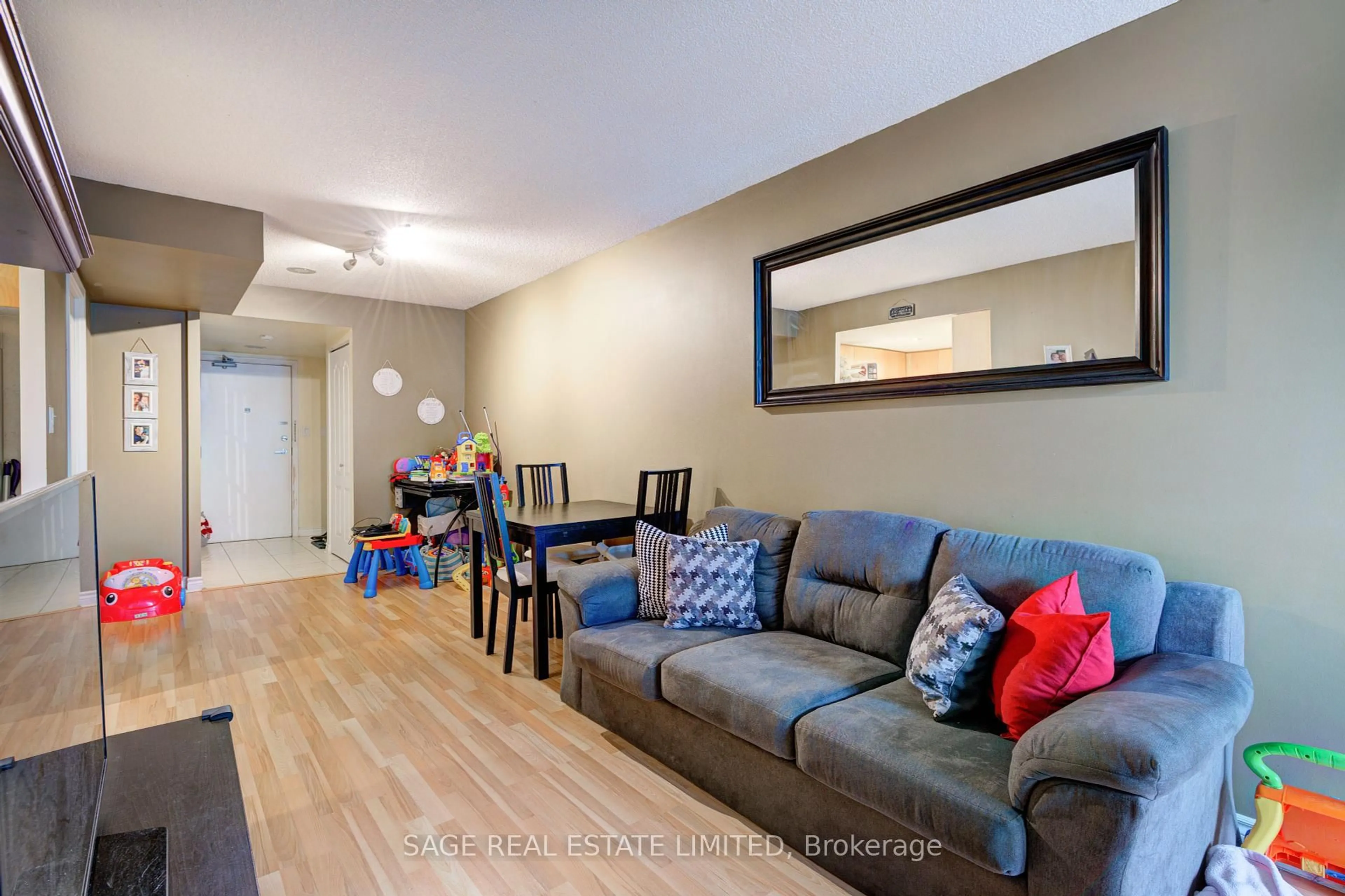 Living room with furniture, wood/laminate floor for 3 Rean Dr #2512, Toronto Ontario M2K 3C2