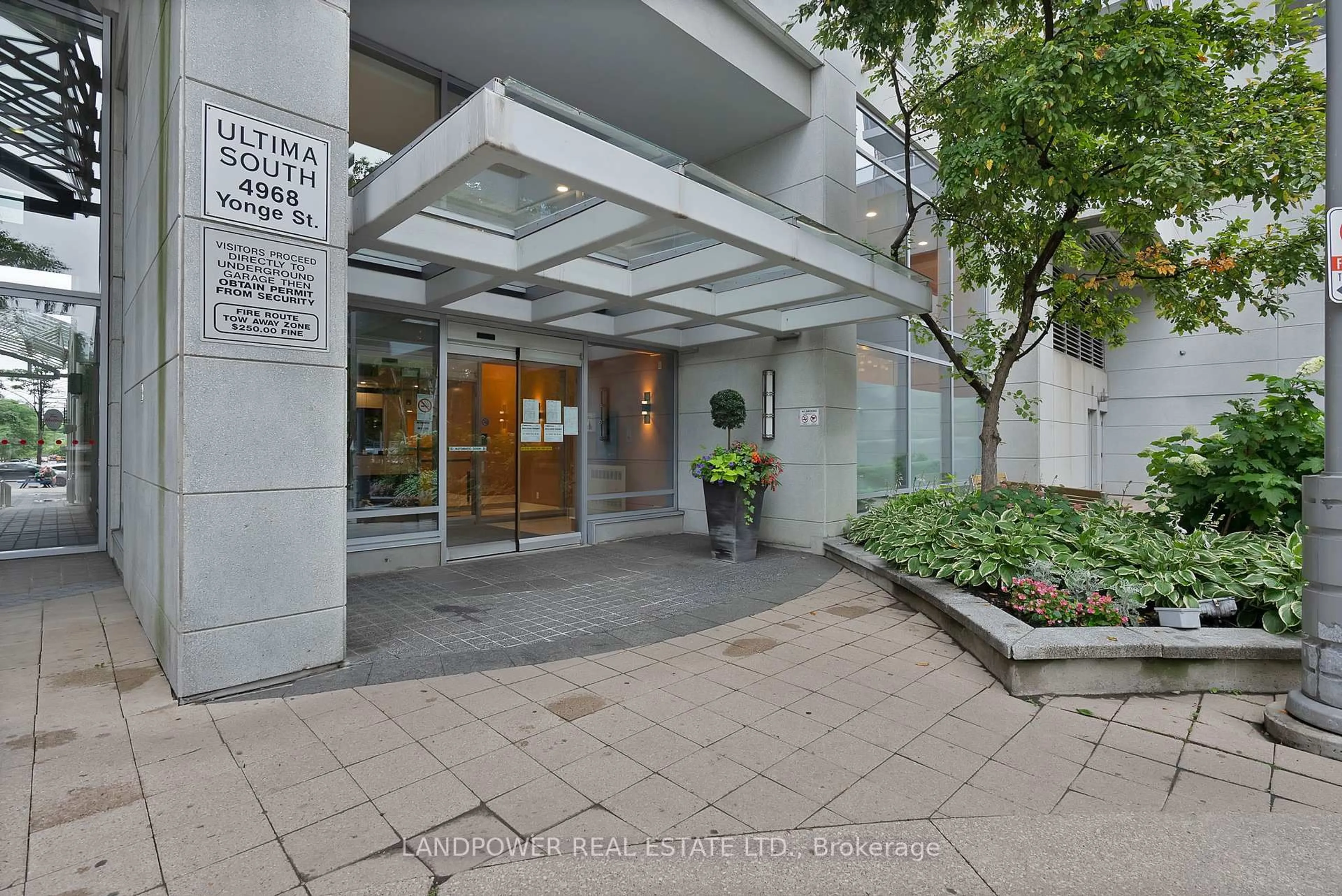 Indoor foyer for 4968 Yonge St #2812, Toronto Ontario M2N 5N7