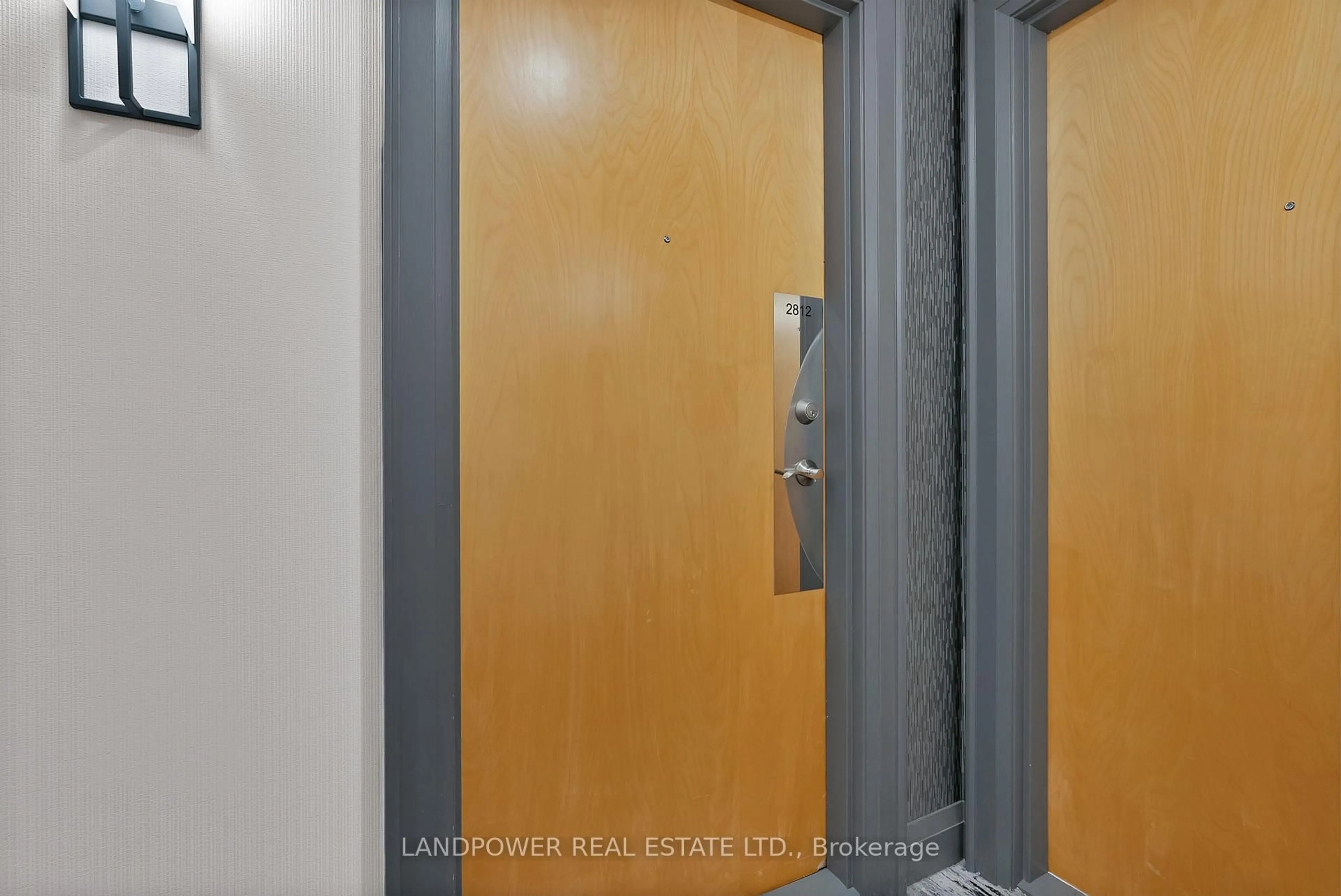 Indoor foyer for 4968 Yonge St #2812, Toronto Ontario M2N 5N7