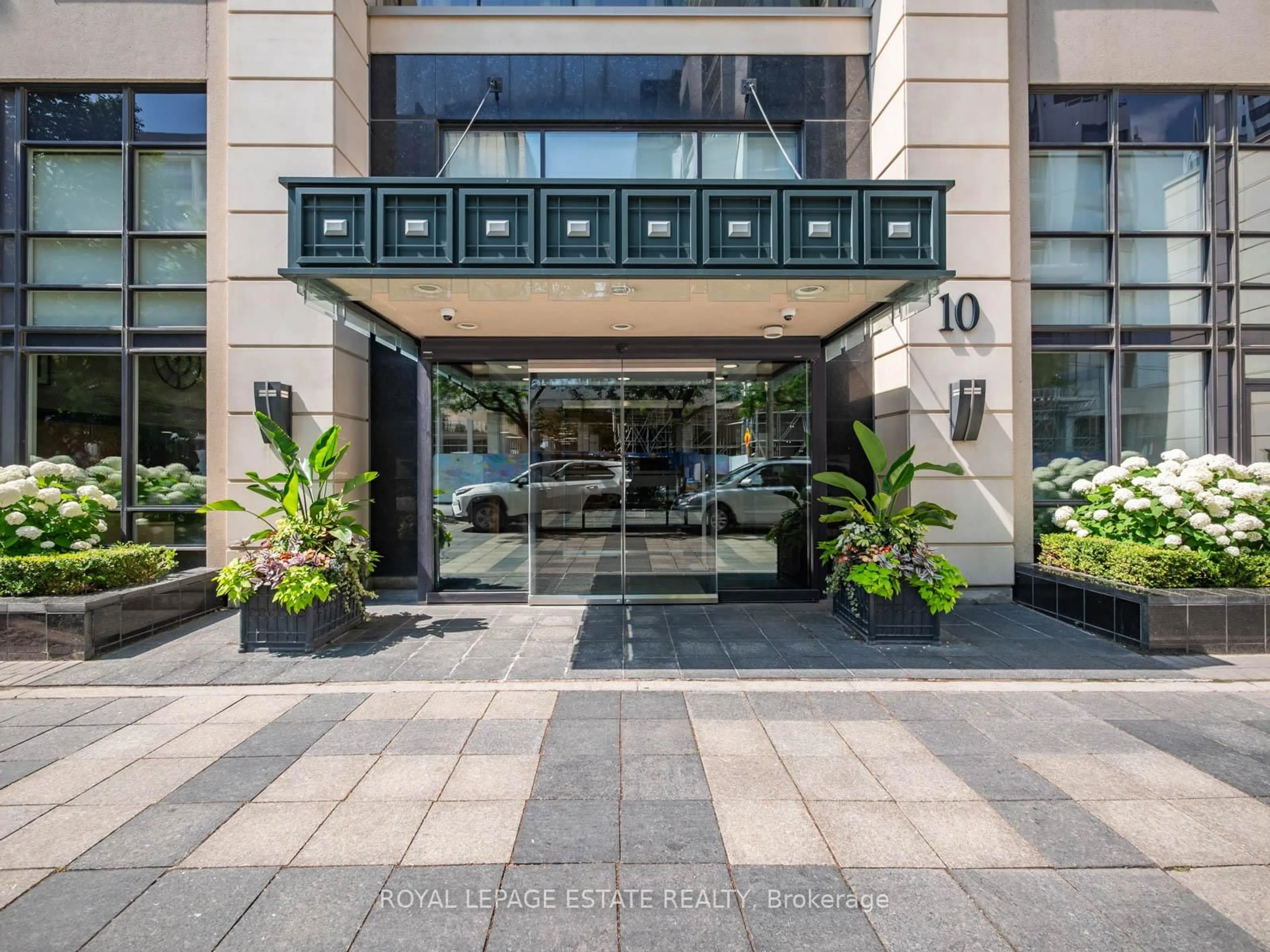 Indoor foyer for 10 Delisle Ave #212, Toronto Ontario M4V 3C6