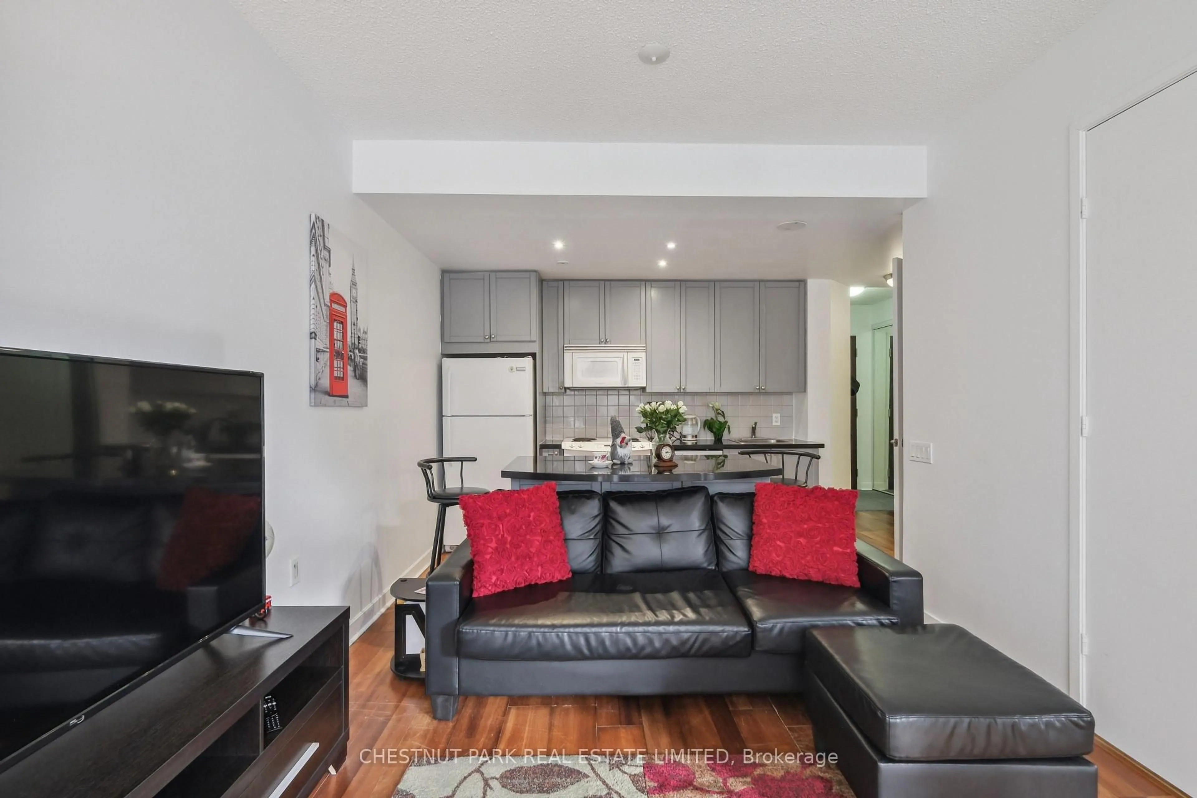 Living room with furniture, unknown for 85 Bloor St #1014, Toronto Ontario M4W 3Y1