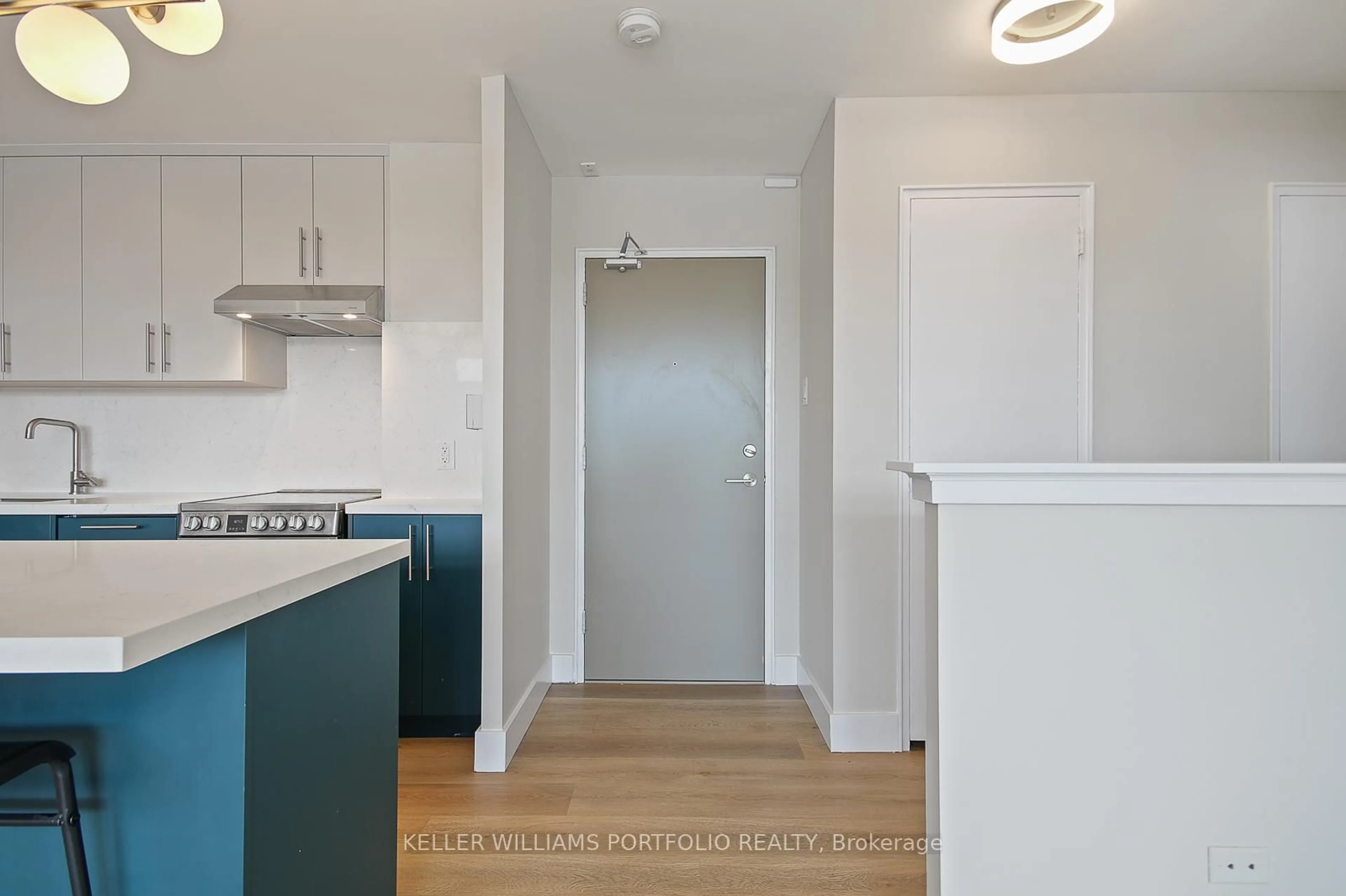 Standard kitchen, wood/laminate floor for 580 Christie St #206, Toronto Ontario M6G 3E3