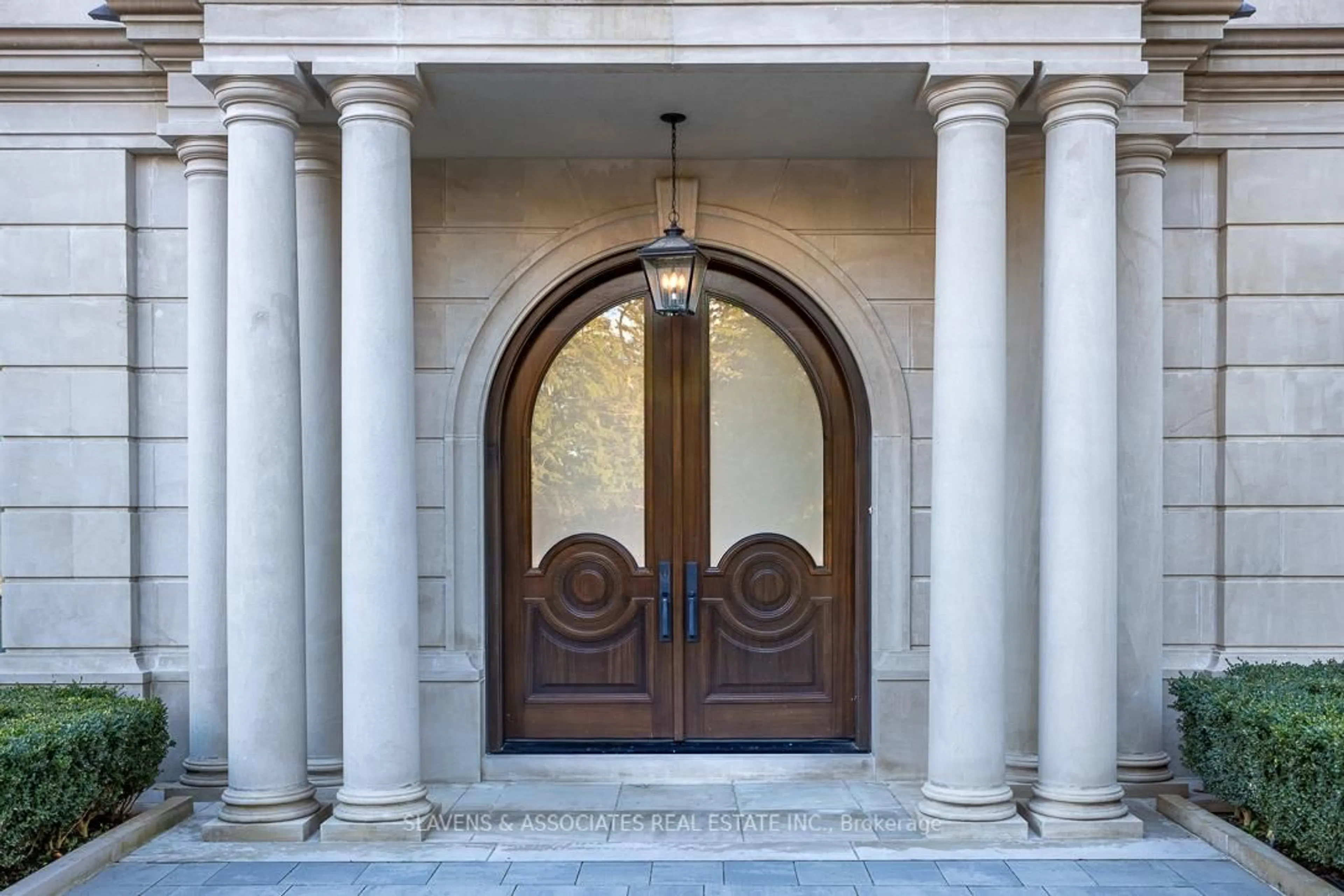 Indoor entryway for 15 Tudor Gate, Toronto Ontario M2L 1N3