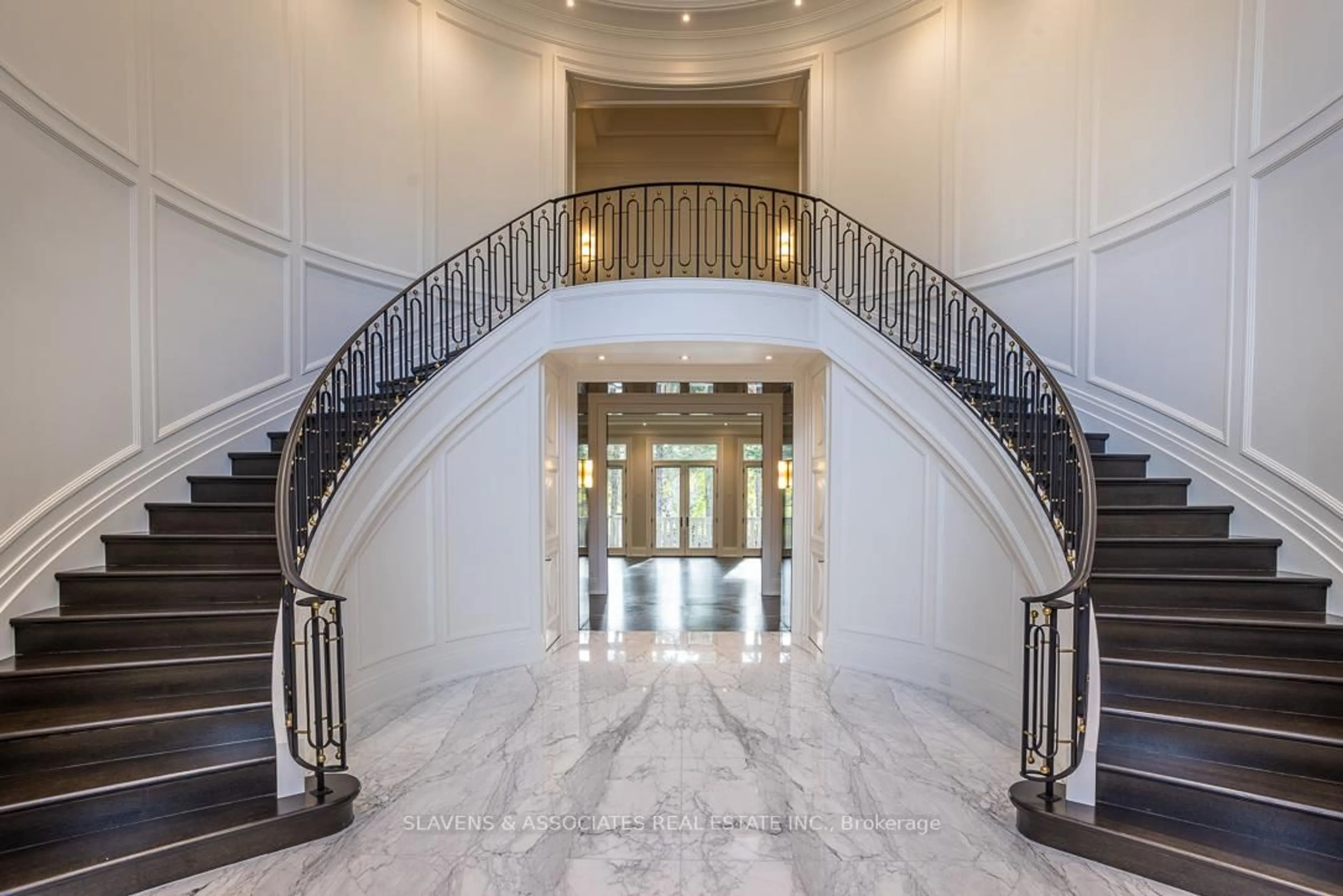 Indoor foyer for 15 Tudor Gate, Toronto Ontario M2L 1N3