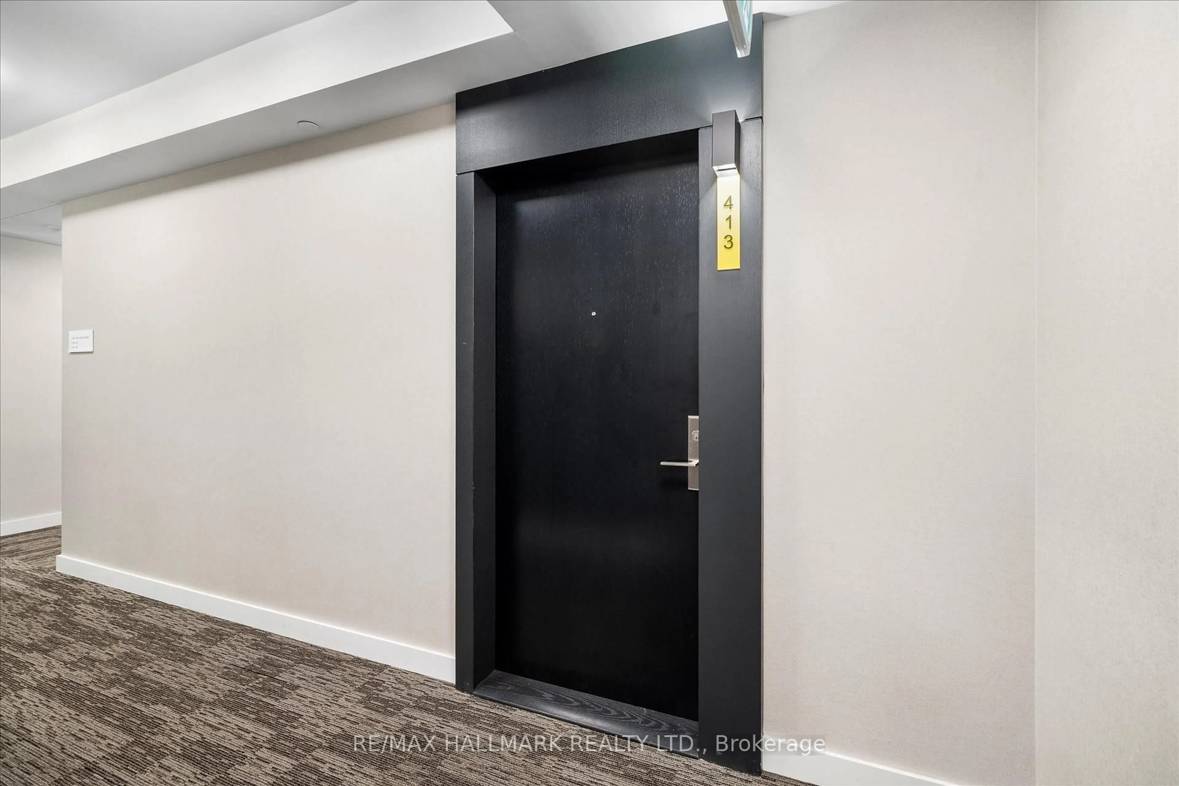 Indoor foyer for 158 Front St #413, Toronto Ontario M5A 0K9