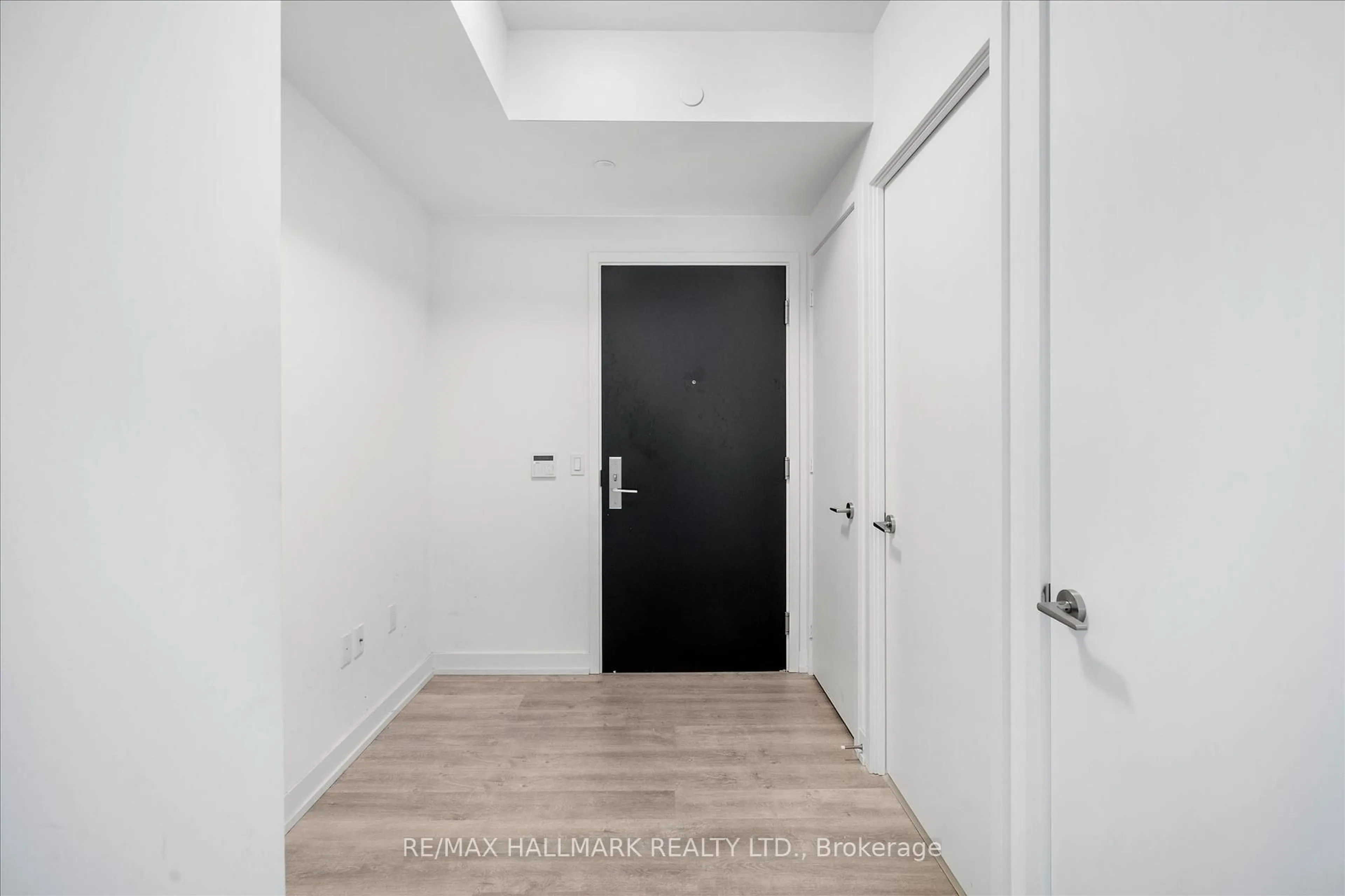 Indoor entryway for 158 Front St #413, Toronto Ontario M5A 0K9