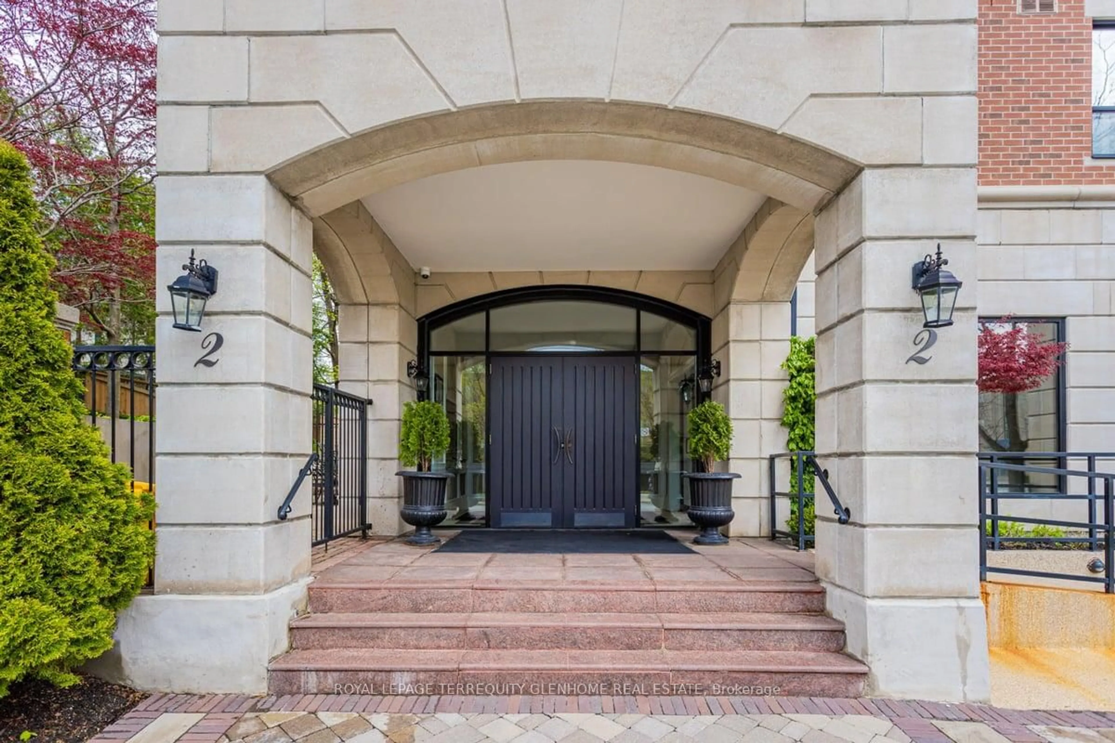 Indoor entryway for 2 Alexandra Blvd #207, Toronto Ontario M4R 1L7