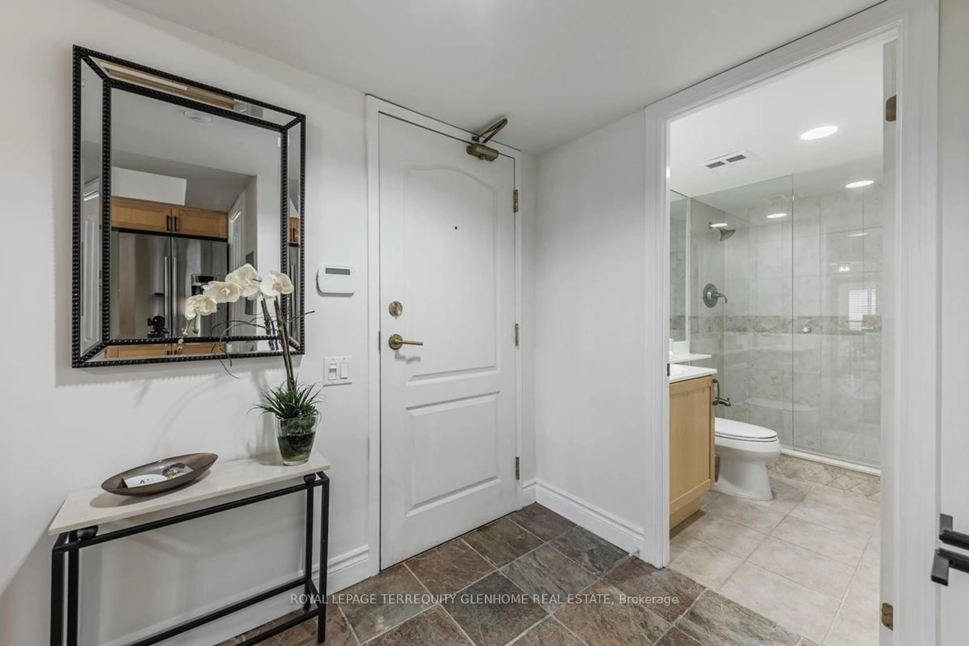 Indoor entryway for 2 Alexandra Blvd #207, Toronto Ontario M4R 1L7