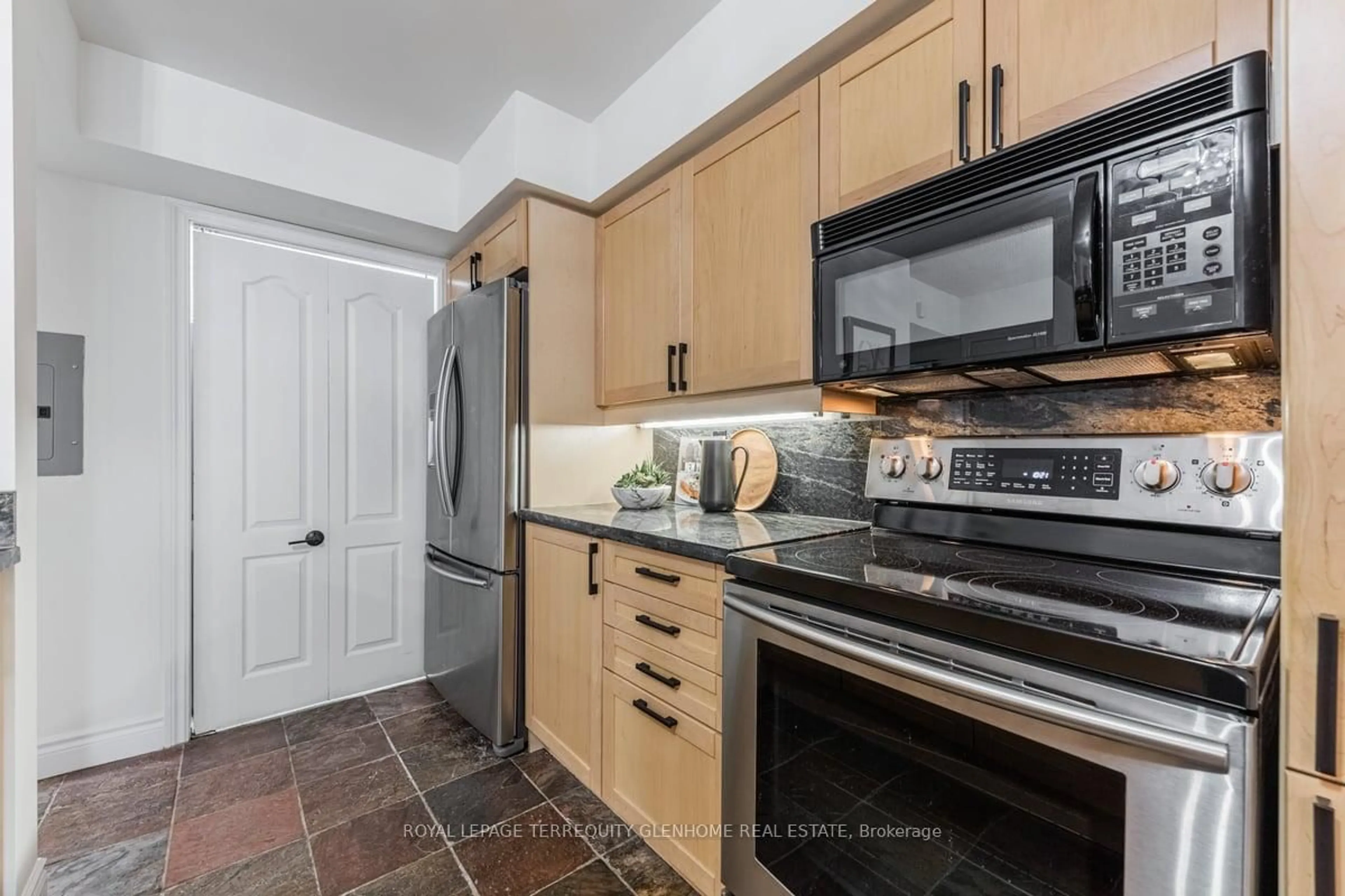 Standard kitchen, ceramic/tile floor for 2 Alexandra Blvd #207, Toronto Ontario M4R 1L7