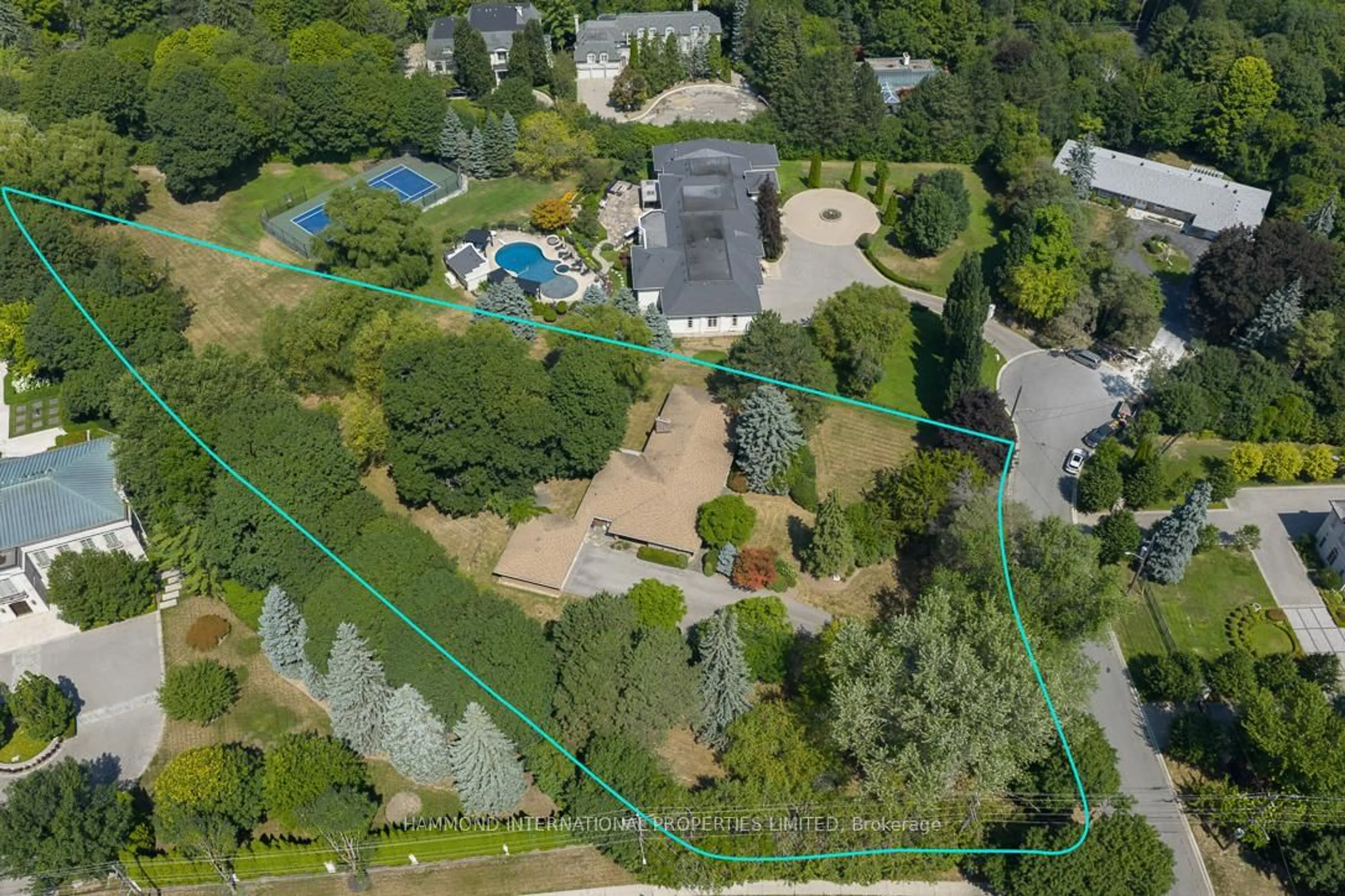 A pic from outside/outdoor area/front of a property/back of a property/a pic from drone, forest/trees view for 2 Bridle Heath Gate, Toronto Ontario M3B 2B4
