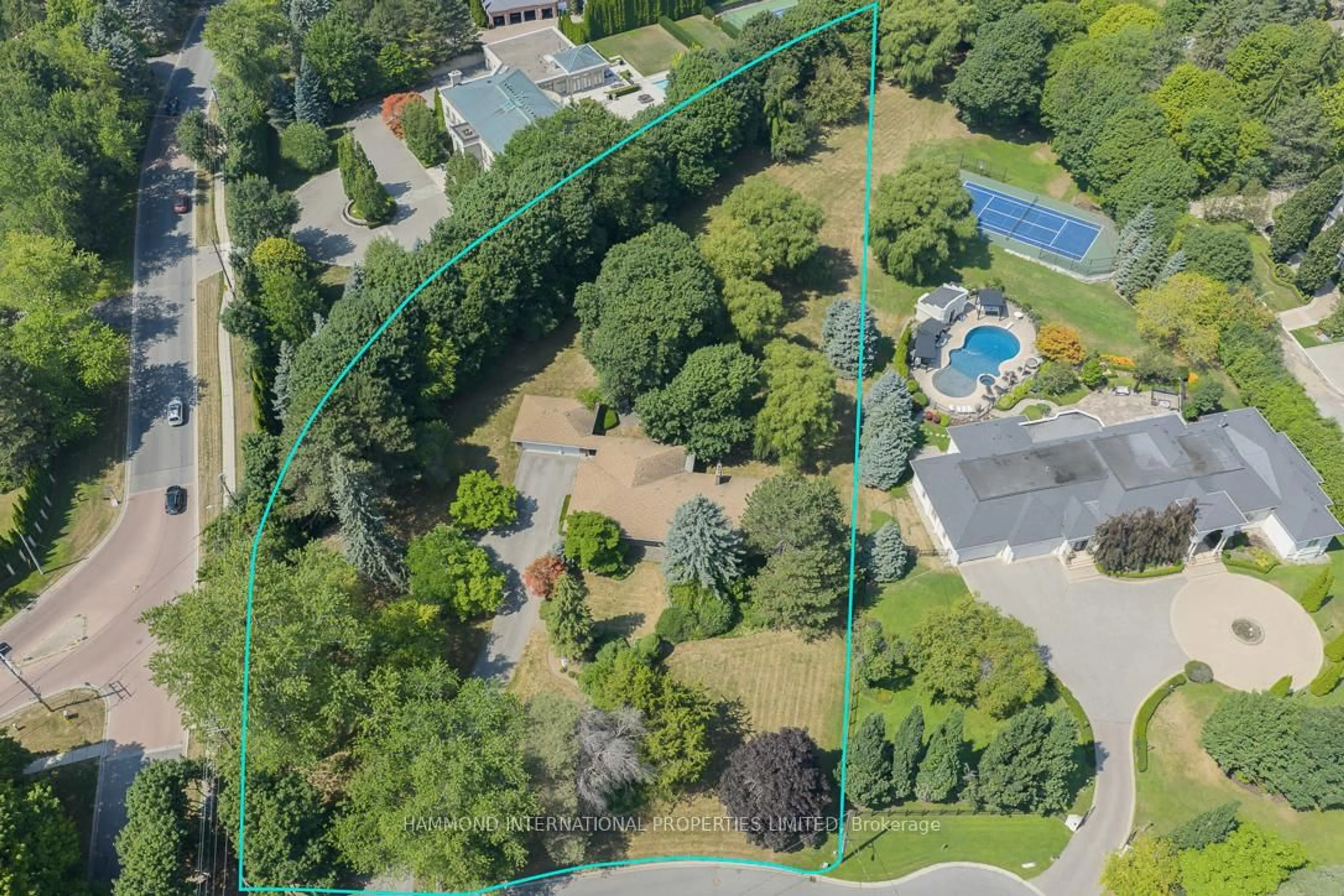 A pic from outside/outdoor area/front of a property/back of a property/a pic from drone, forest/trees view for 2 Bridle Heath Gate, Toronto Ontario M3B 2B4