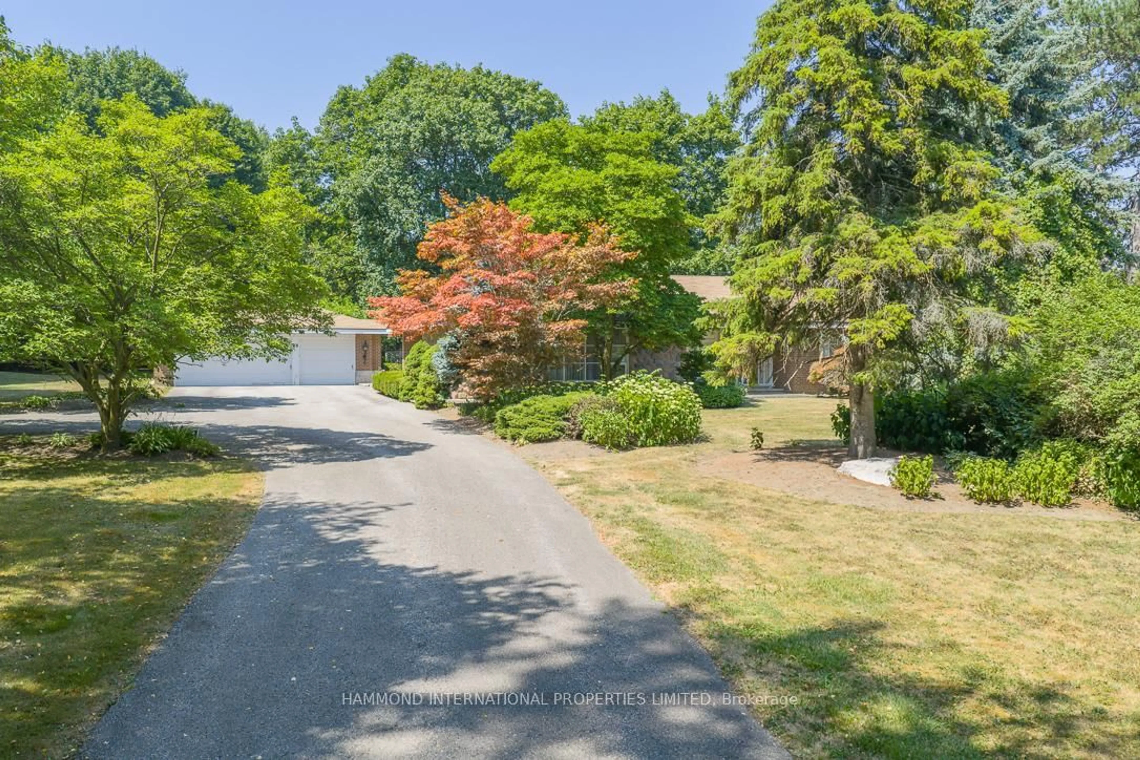 A pic from outside/outdoor area/front of a property/back of a property/a pic from drone, street for 2 Bridle Heath Gate, Toronto Ontario M3B 2B4