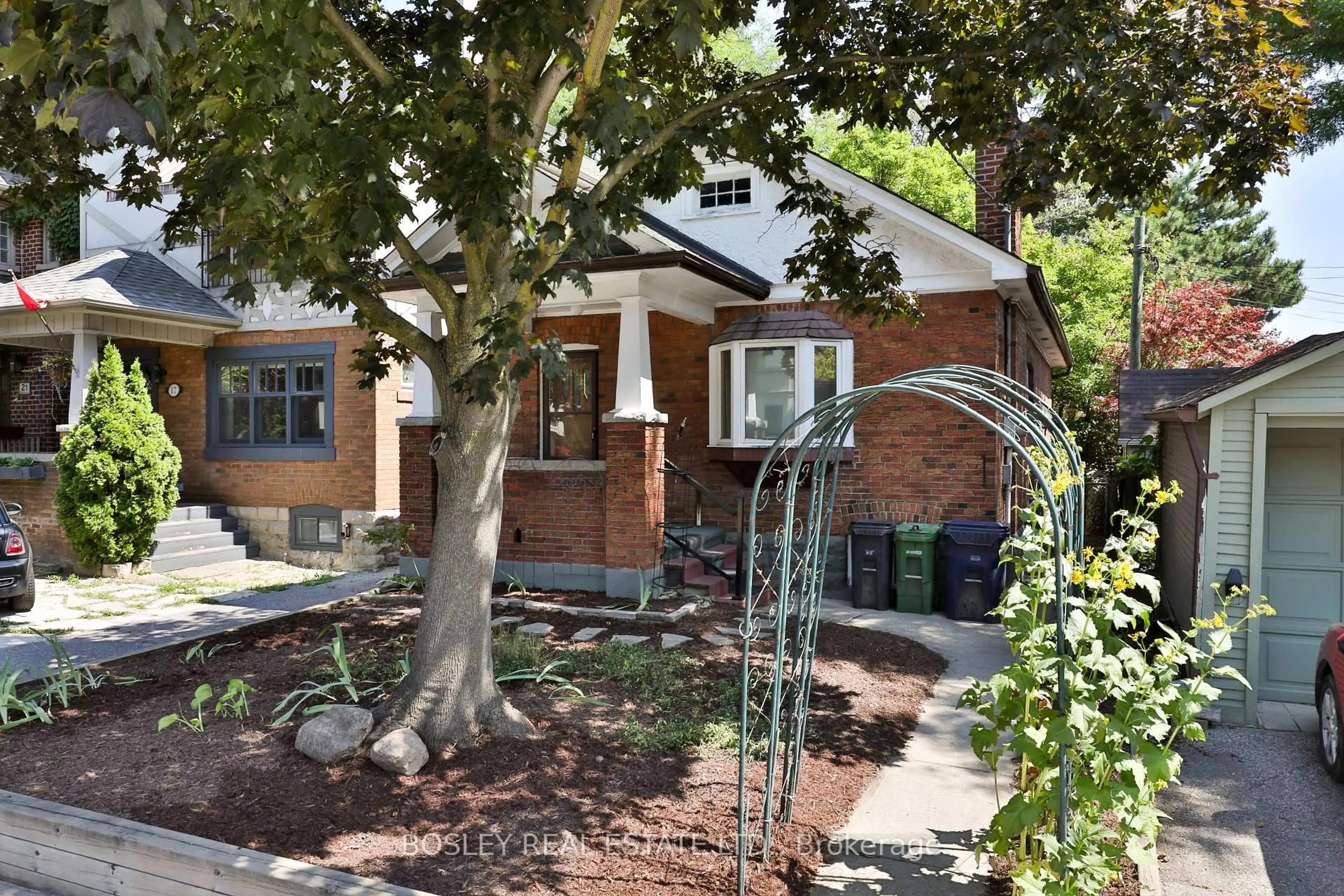 A pic from outside/outdoor area/front of a property/back of a property/a pic from drone, street for 15 Whitewood Rd, Toronto Ontario M4S 2X8