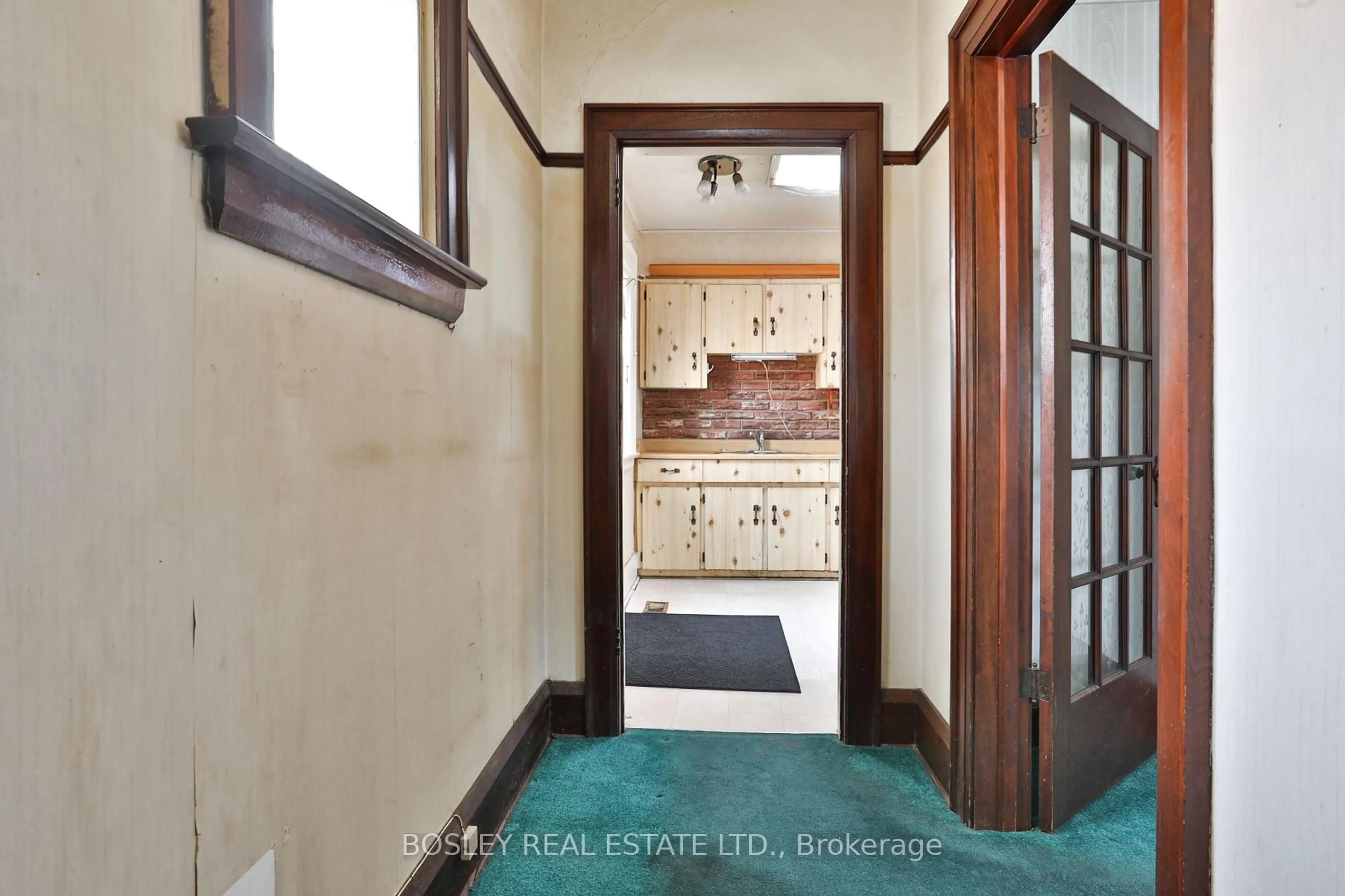 Indoor entryway for 15 Whitewood Rd, Toronto Ontario M4S 2X8