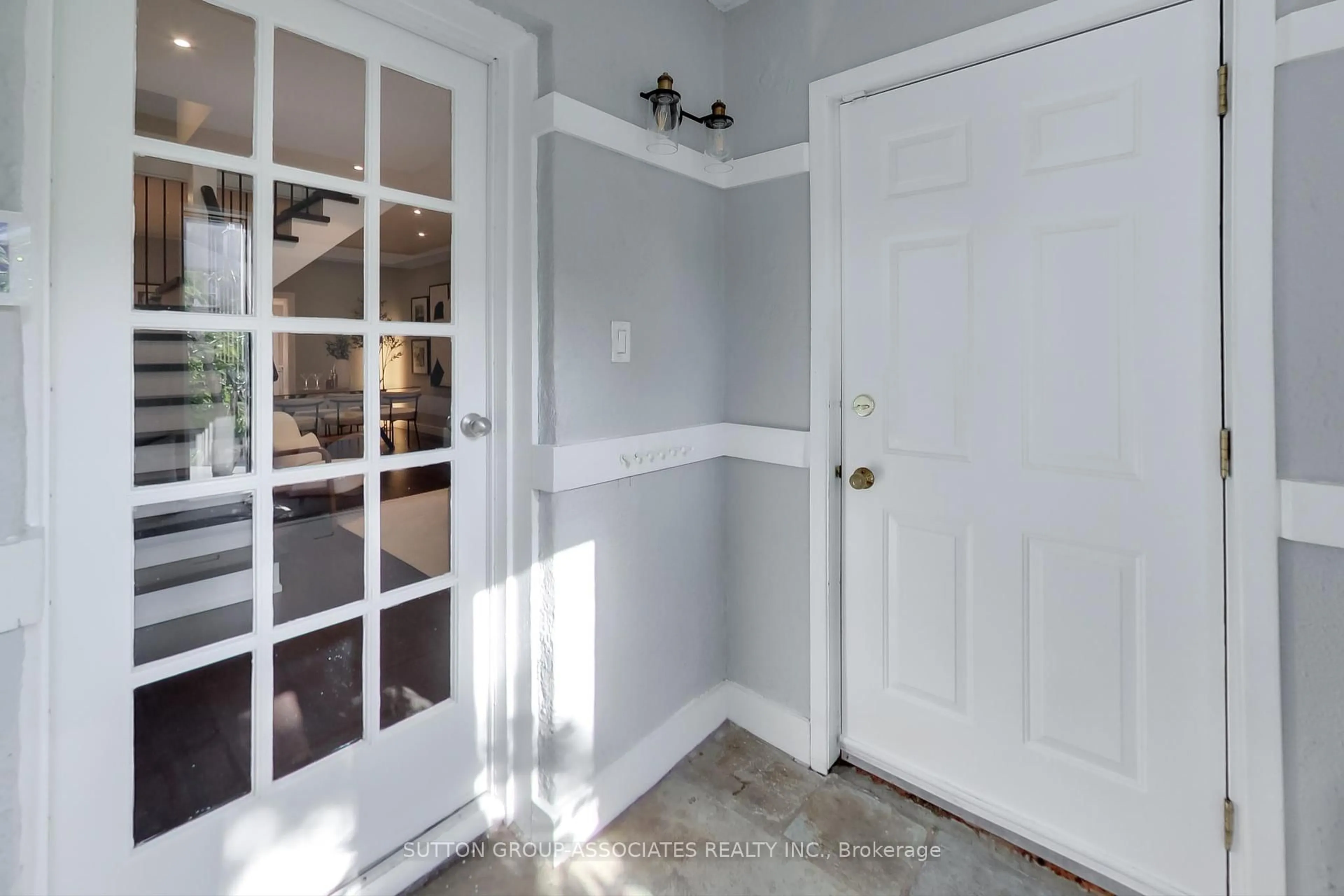 Indoor entryway for 177 Humewood Dr, Toronto Ontario M6C 2W7