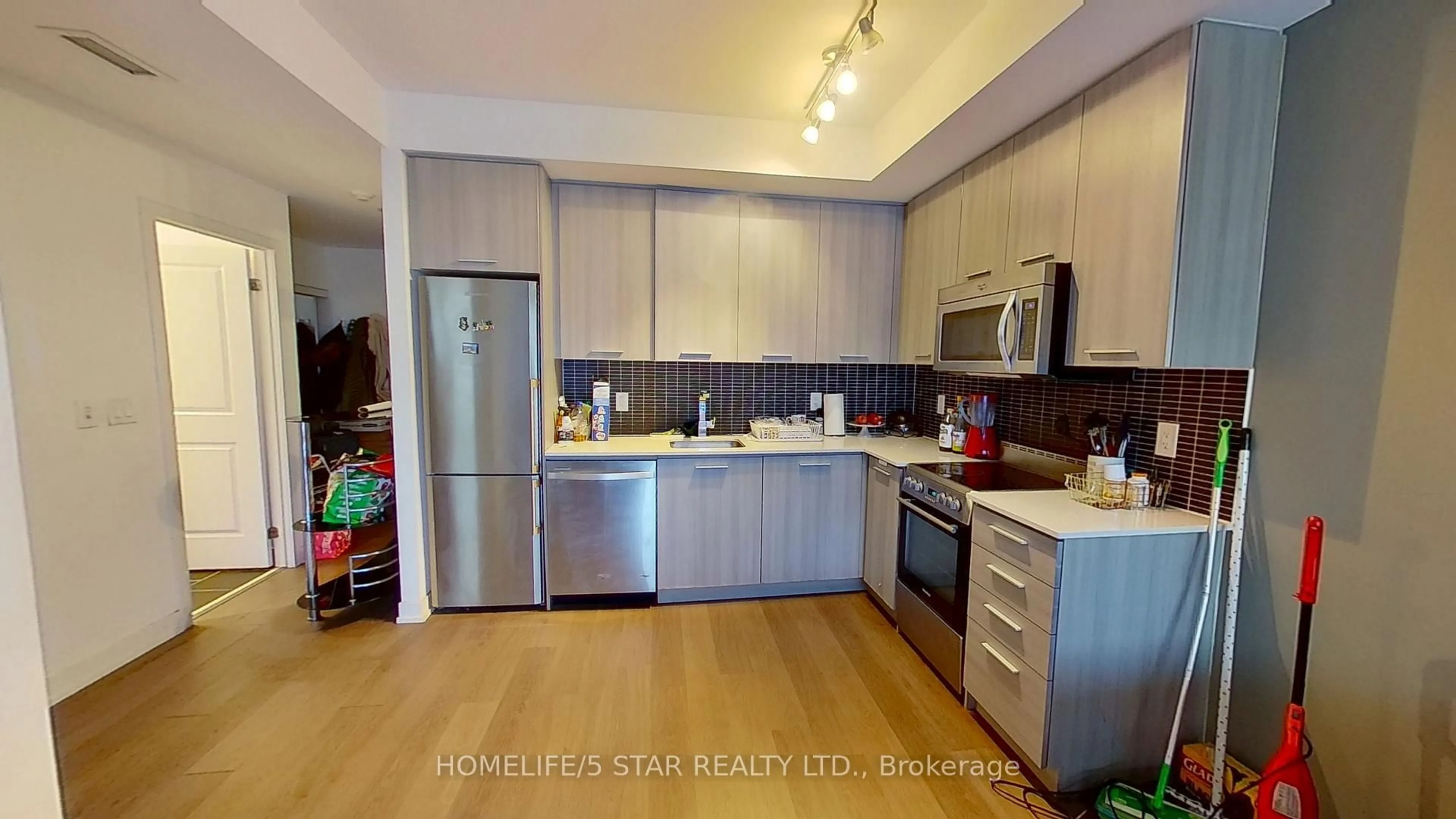 Standard kitchen, wood/laminate floor for 105 George St #302, Toronto Ontario M5A 0L4