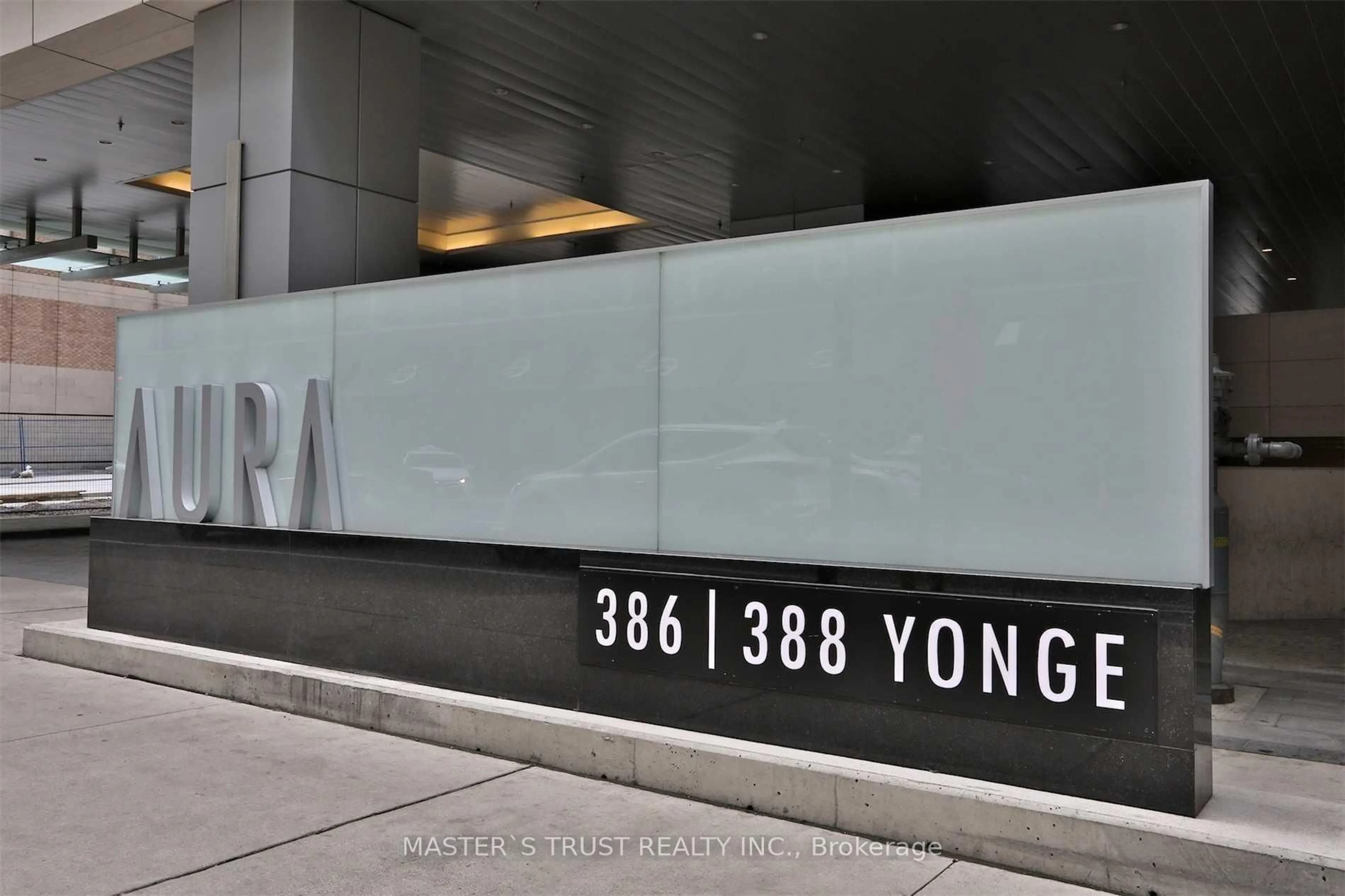 Indoor foyer for 386 Yonge St #5504, Toronto Ontario M5B 0A5