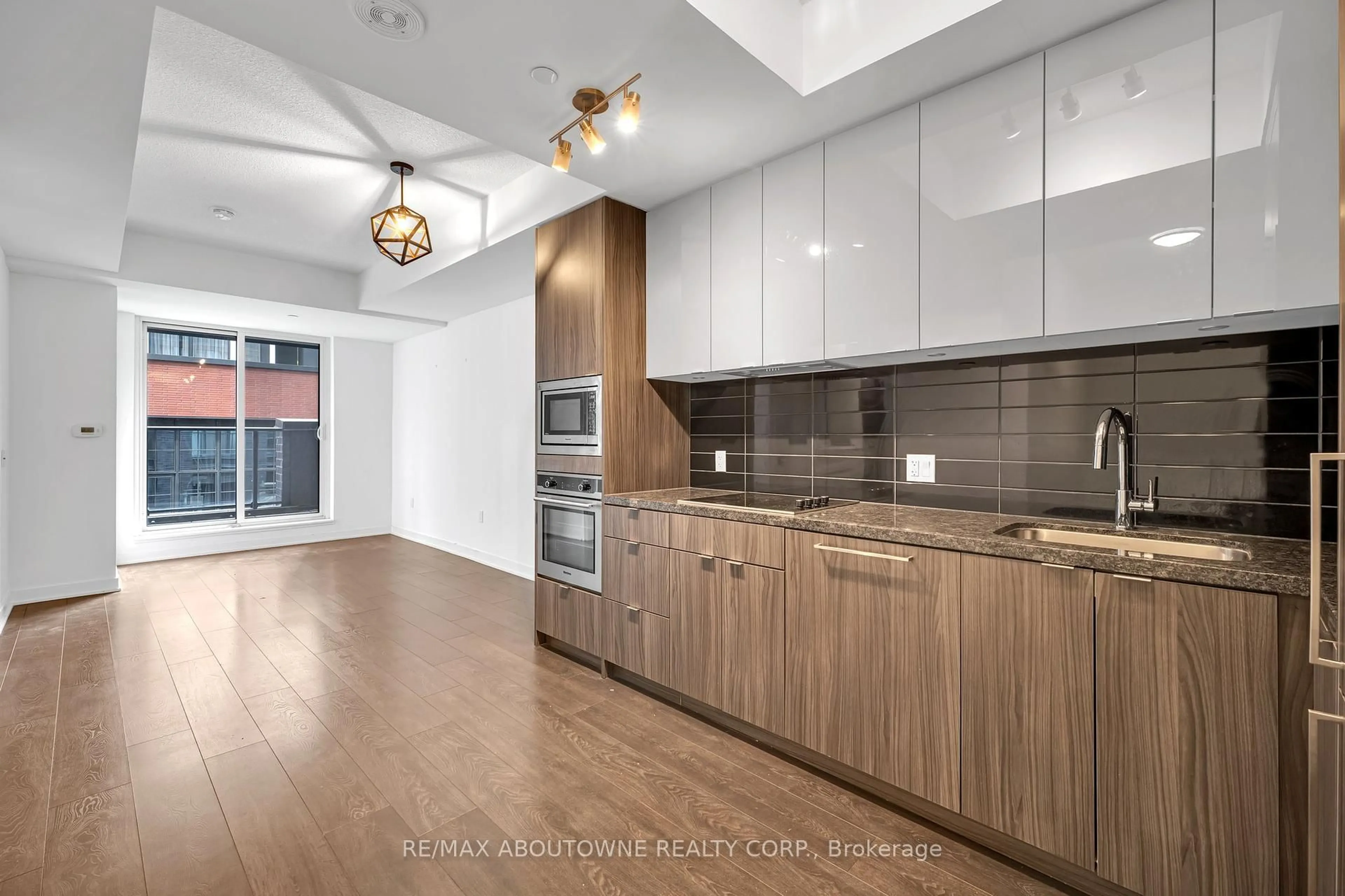 Open concept kitchen, unknown for 115 Blue Jays Way #915, Toronto Ontario M5V 3T3