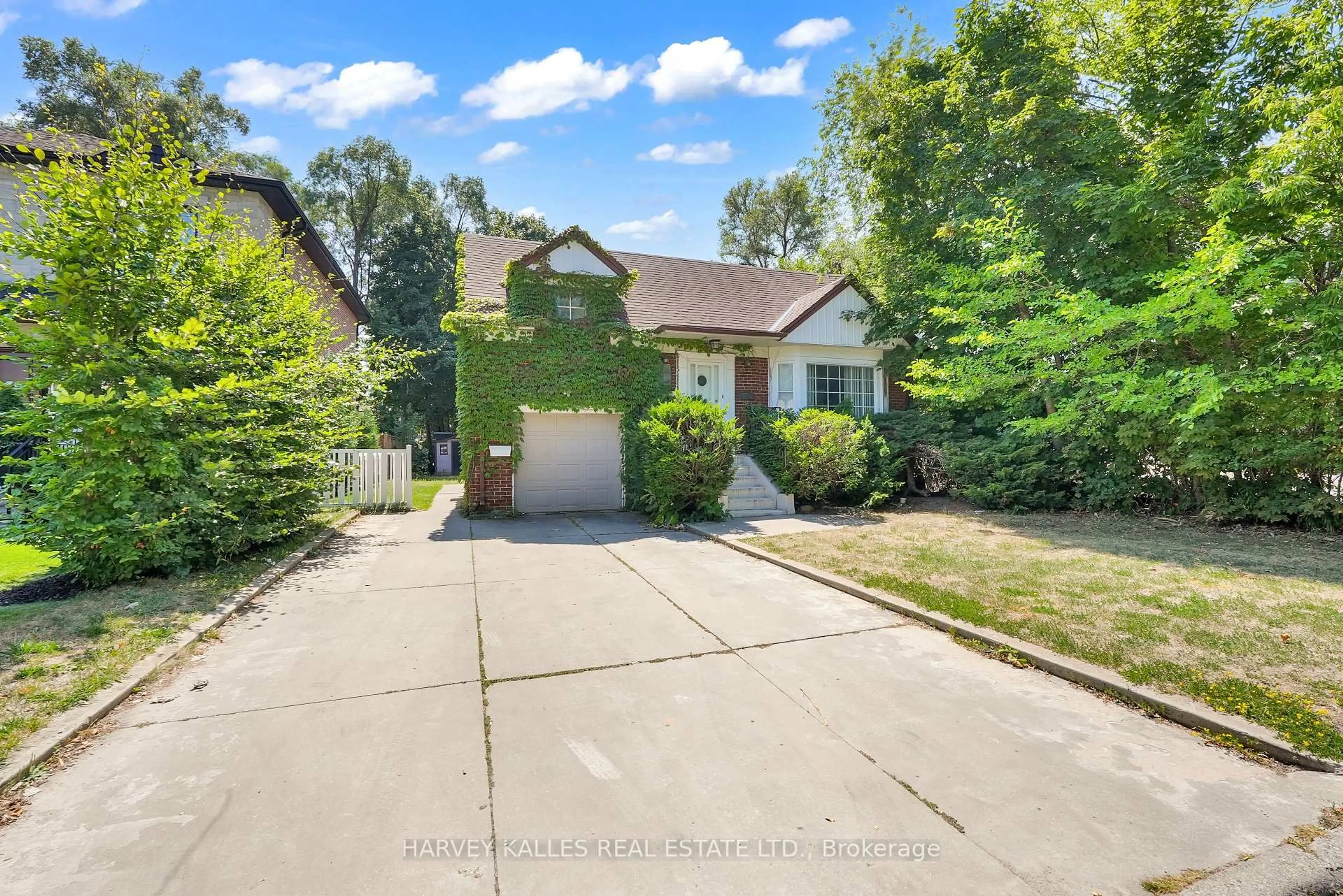 A pic from outside/outdoor area/front of a property/back of a property/a pic from drone, street for 547 Douglas Ave, Toronto Ontario M5M 1H7
