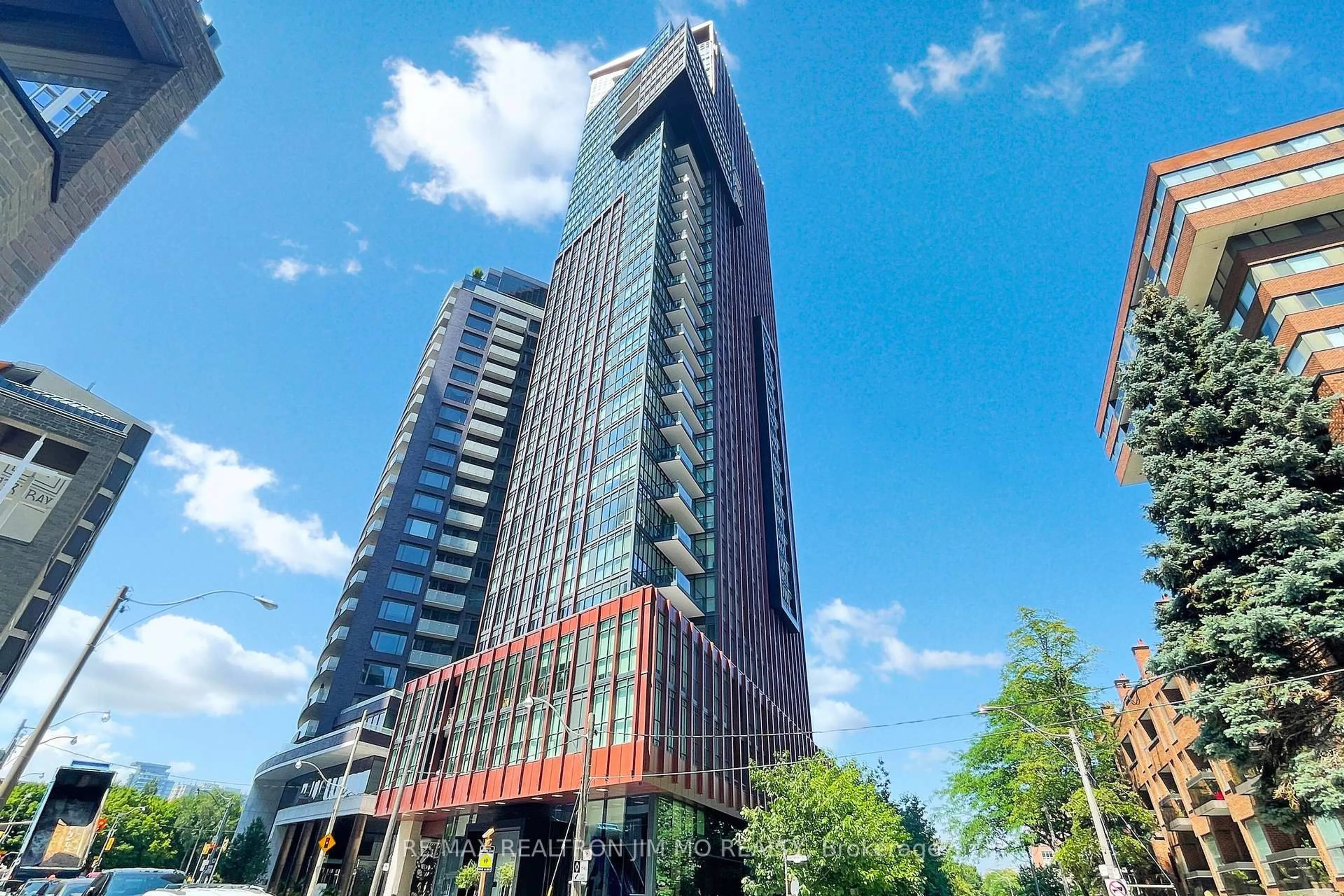 Indoor foyer for 32 Davenport Rd #1706, Toronto Ontario M5R 0B5
