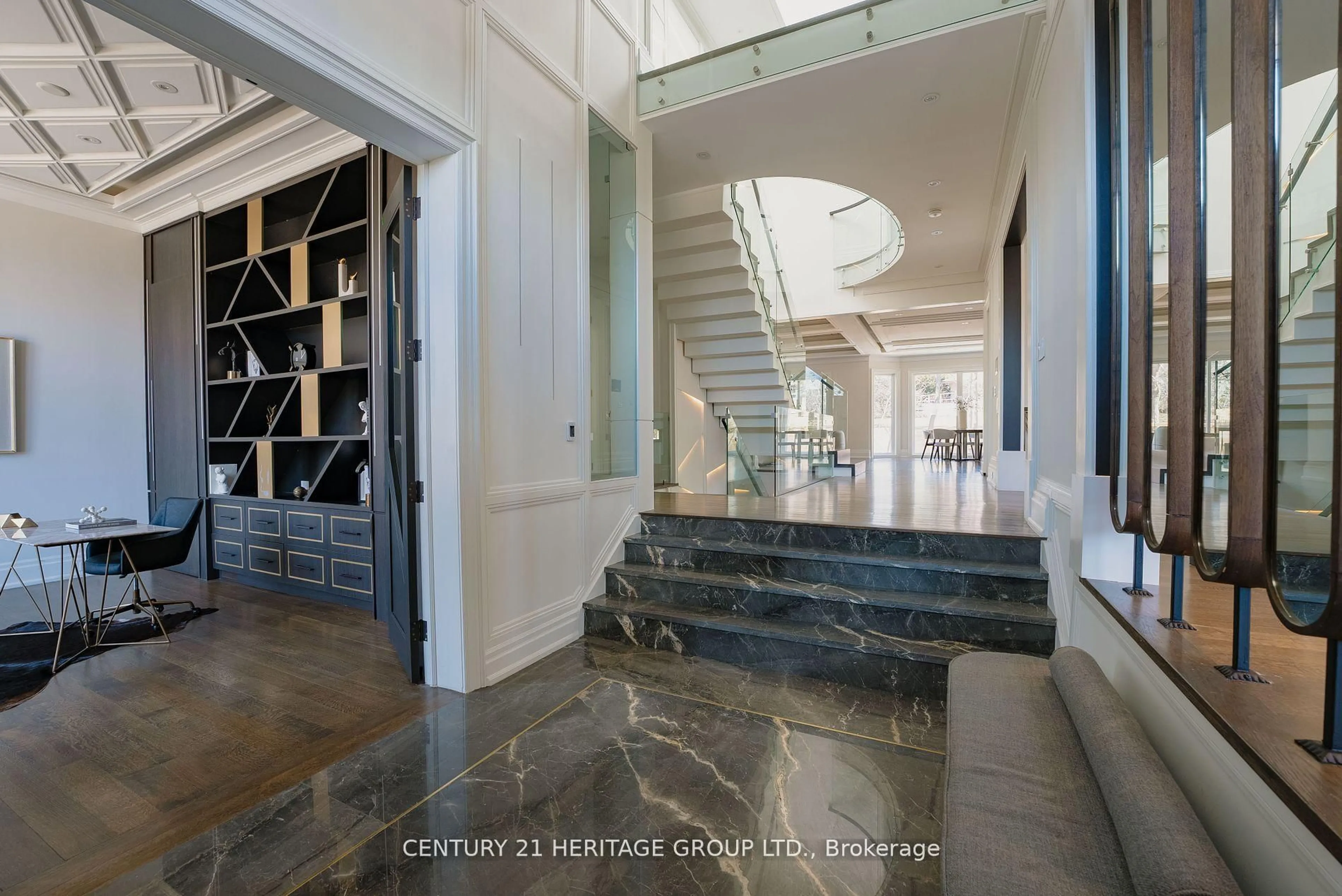 Indoor foyer for 52 Burbank Dr, Toronto Ontario M2K 1N2