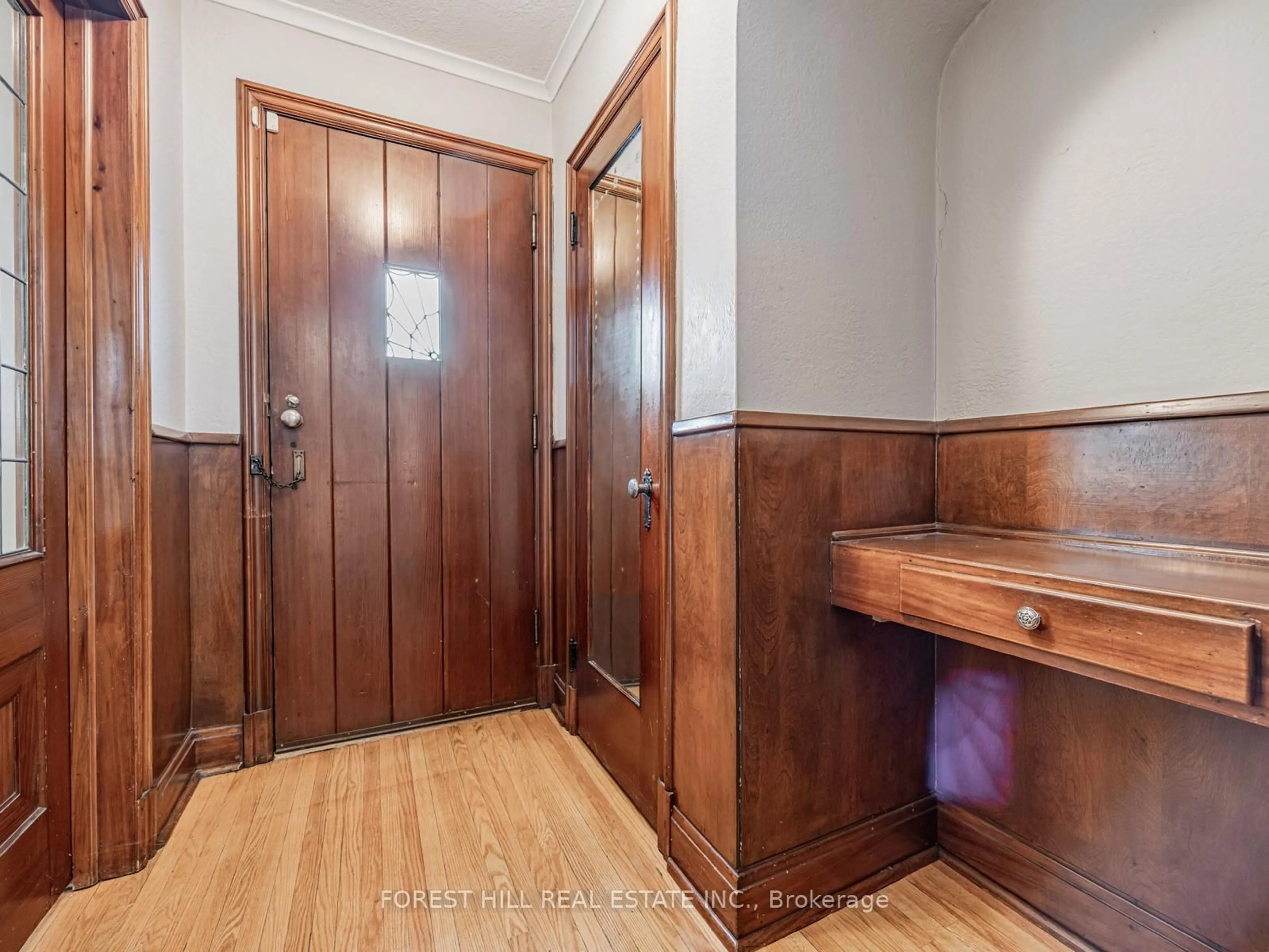 Indoor entryway for 2 Esgore Dr, Toronto Ontario M5M 3R1