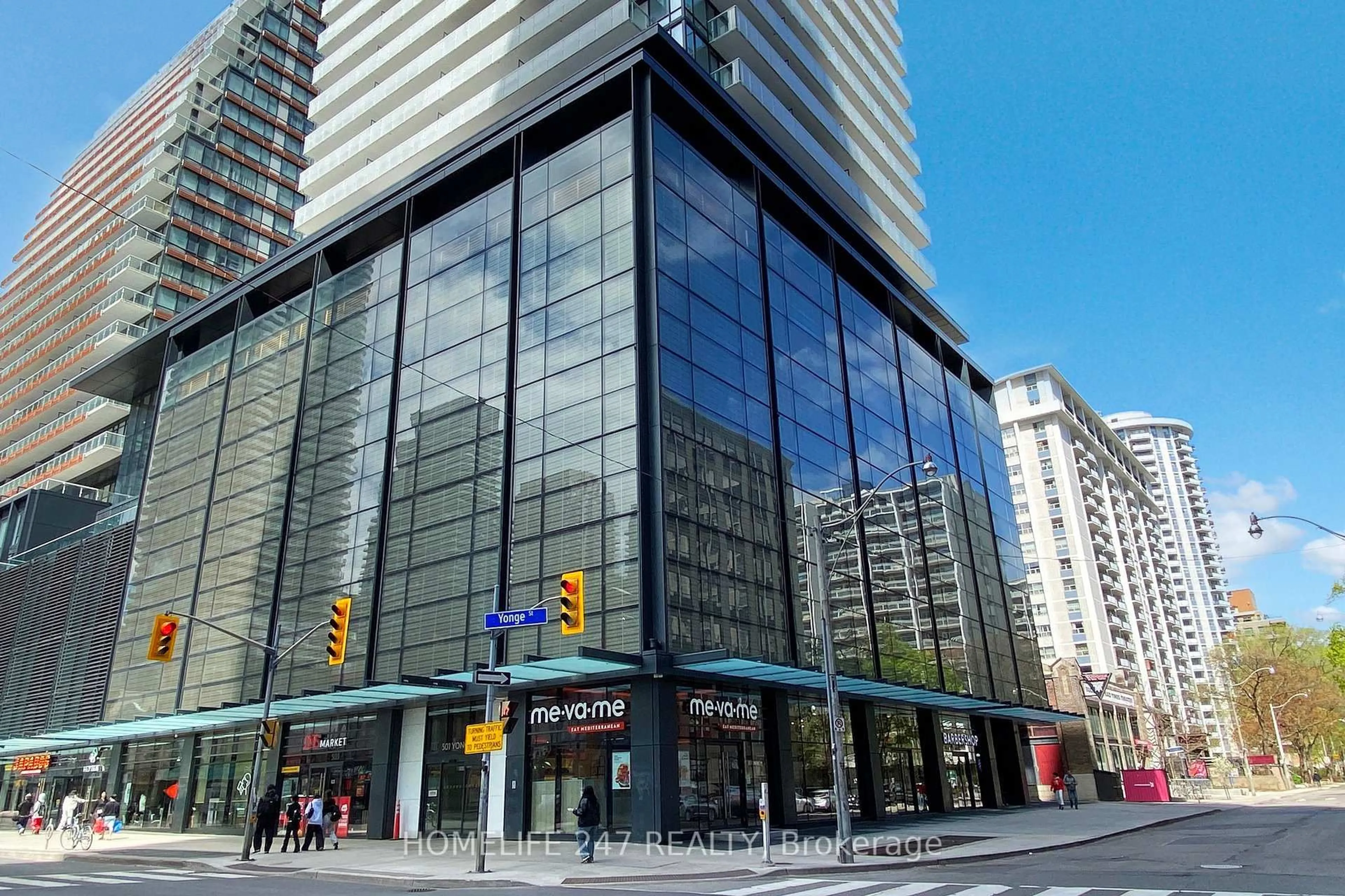 Indoor foyer for 501 Yonge St #2701, Toronto Ontario M4Y 0G8