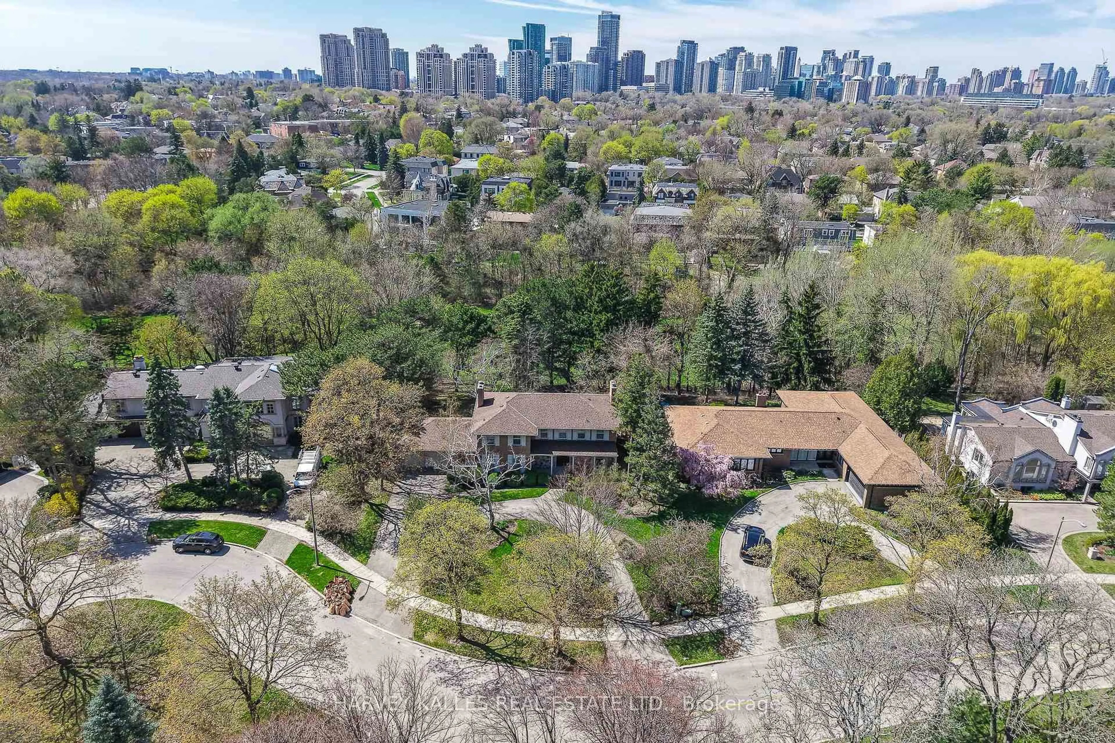 A pic from outside/outdoor area/front of a property/back of a property/a pic from drone, city buildings view from balcony for 38 Fifeshire Rd, Toronto Ontario M2L 2G6