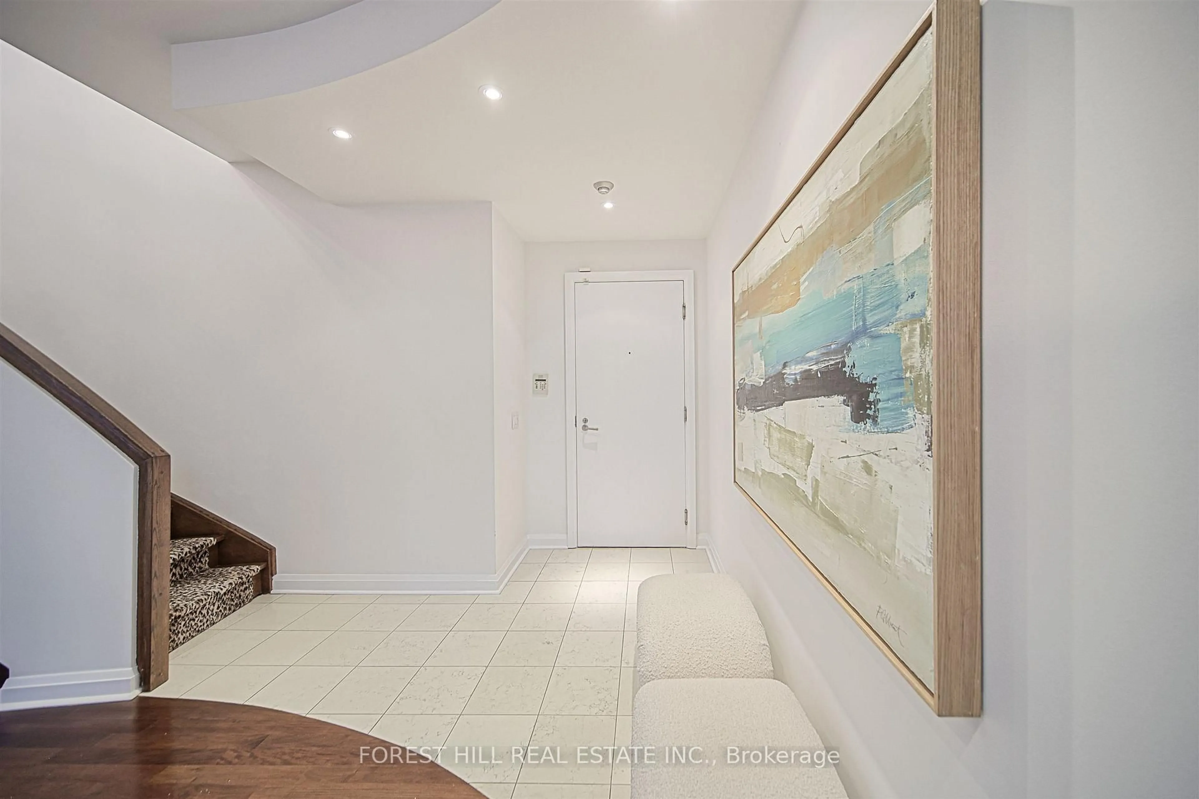 Indoor entryway for 3 McAlpine St #501, Toronto Ontario M5R 3T5