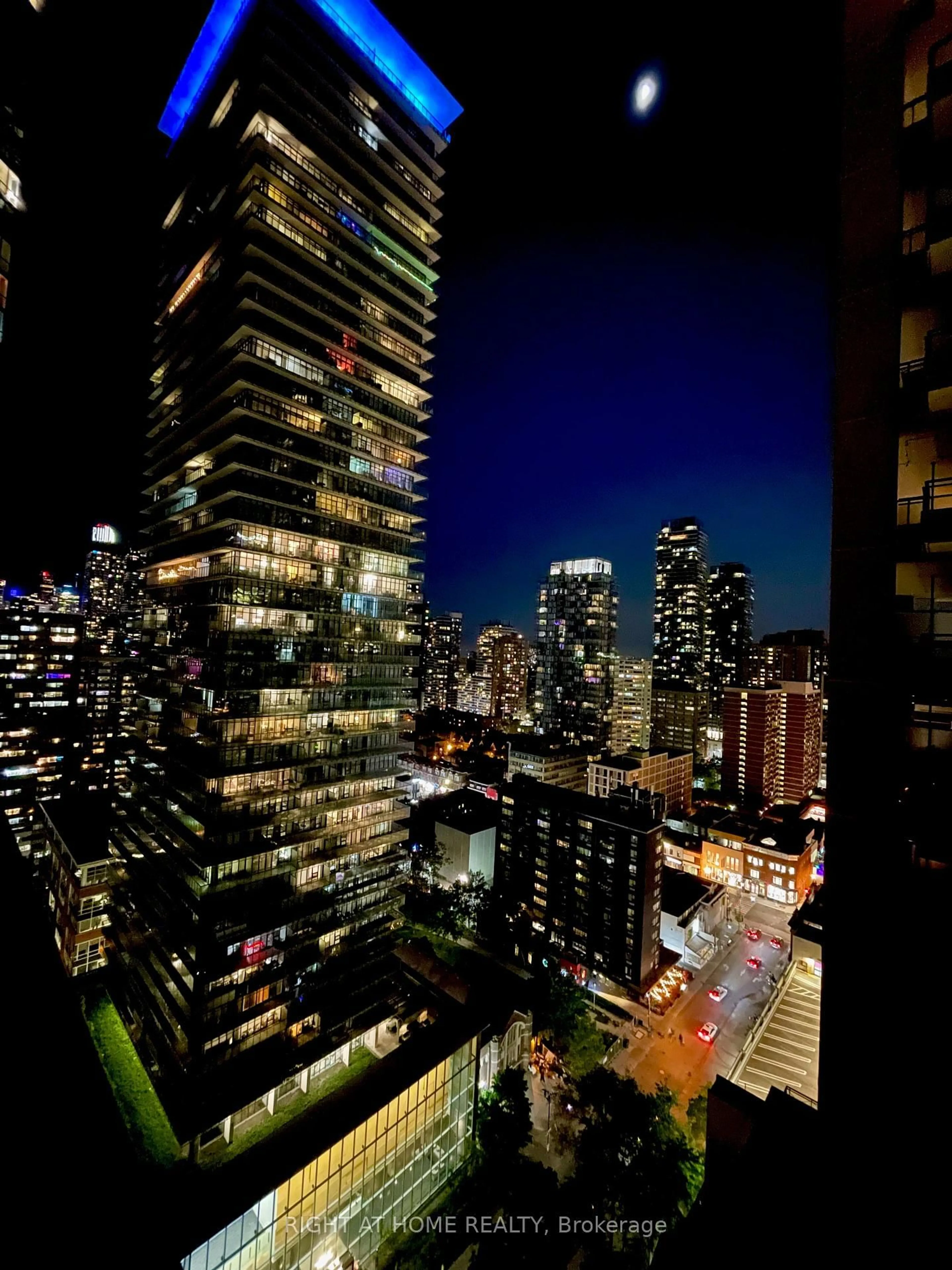 Blurry image for 42 Charles St #2206, Toronto Ontario M4Y 1N3