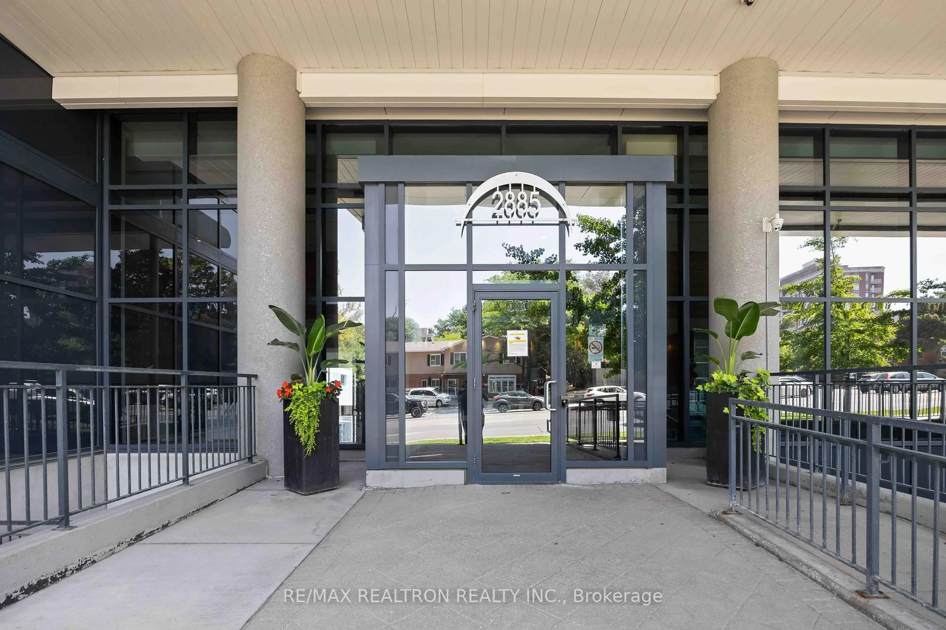 Indoor foyer for 2885 Bayview Ave #729, Toronto Ontario M2K 0A3